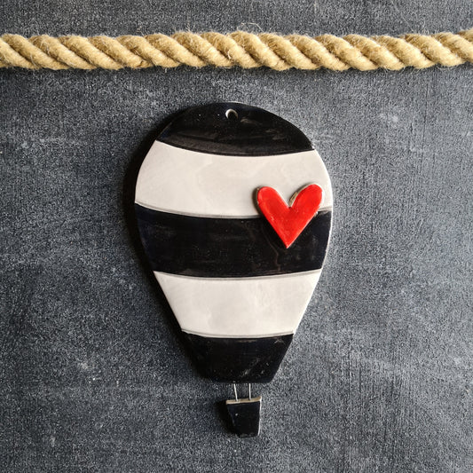 Mongolfiera grande righe nere e cuore