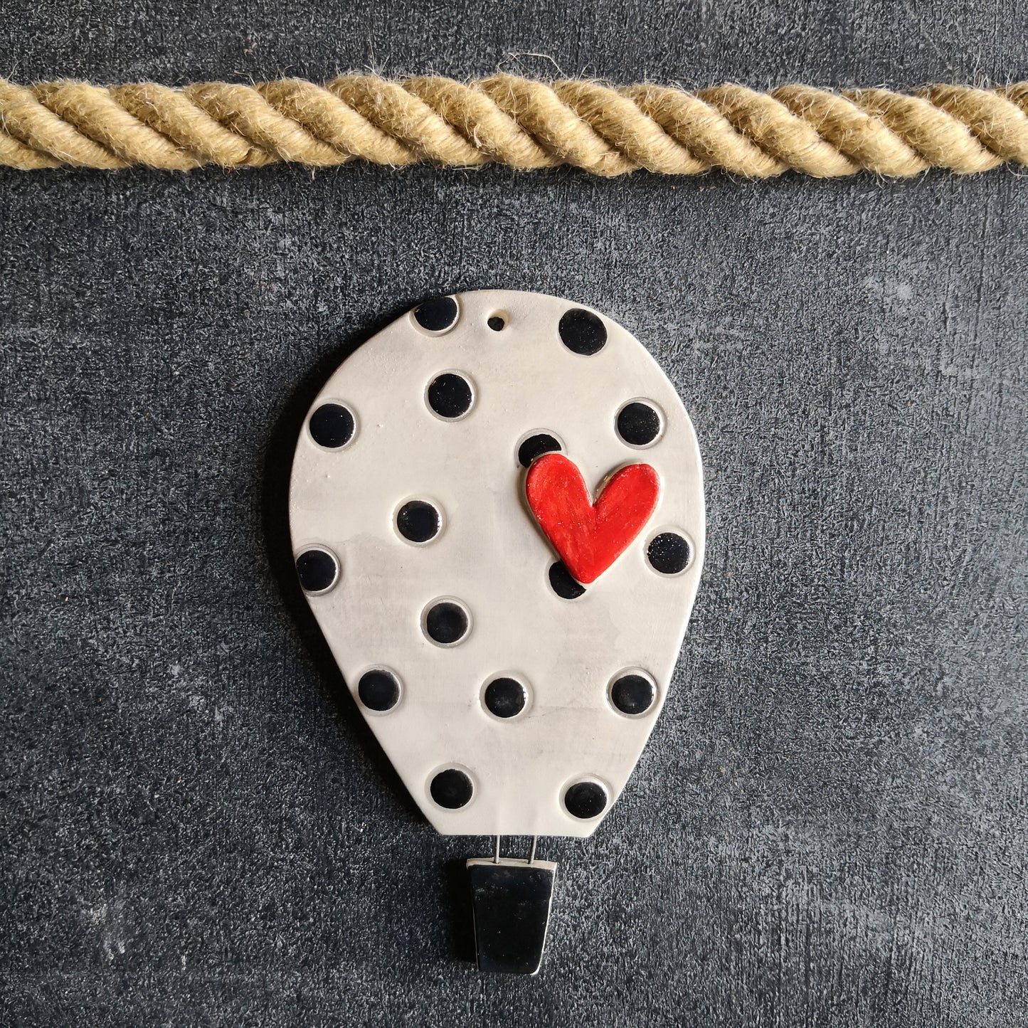 Mongolfiera media Pois neri e cuore