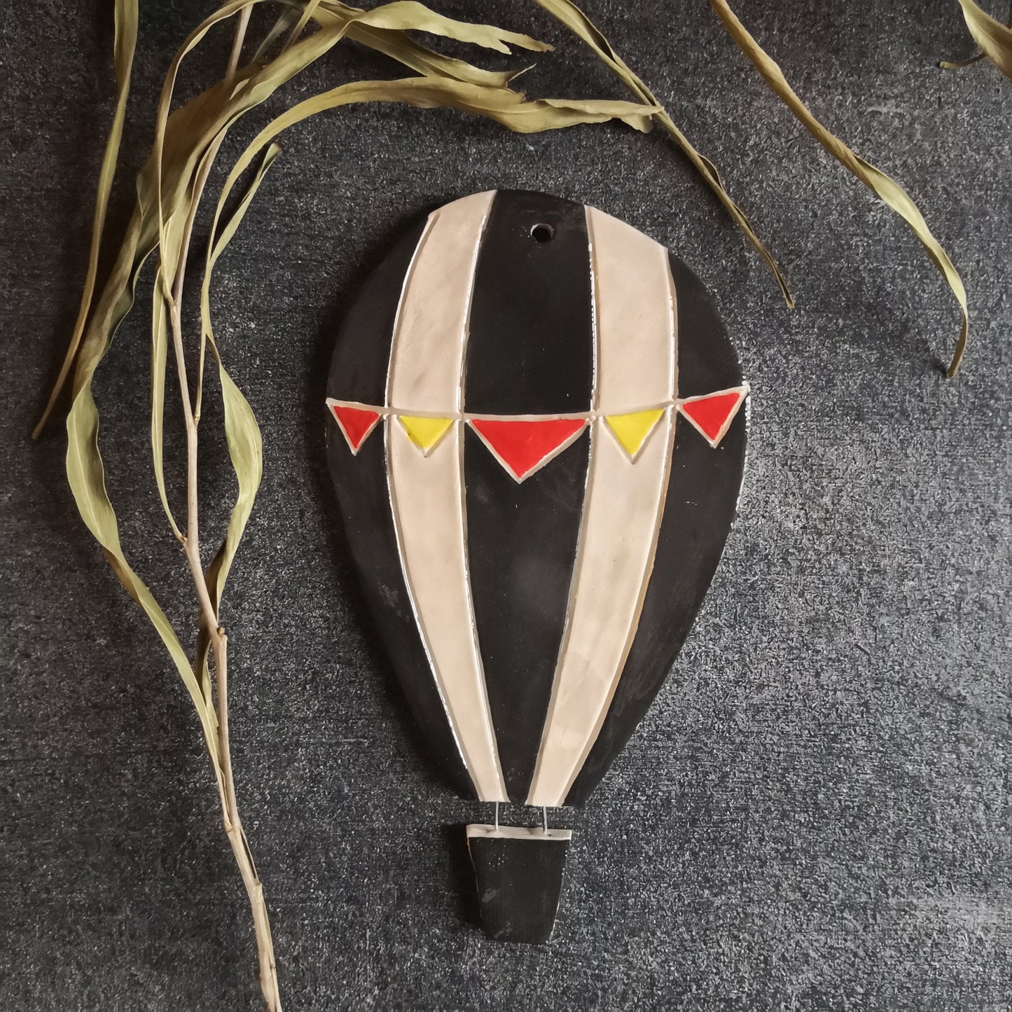 Mongolfiera grande righe nere e bandierine