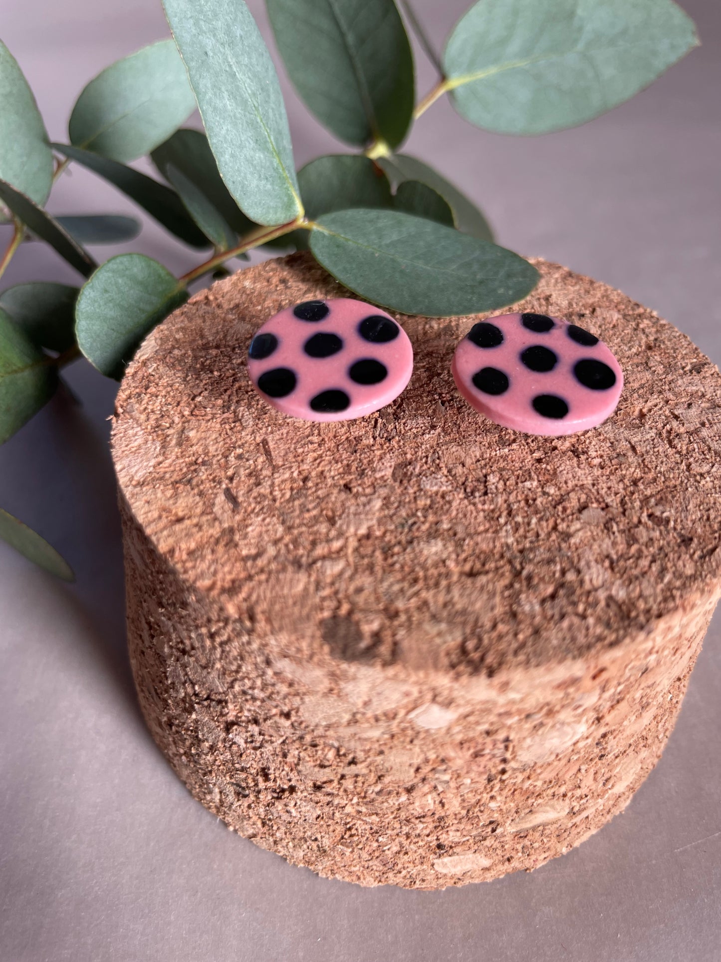 Orecchini basic porcellana rosa pois neri