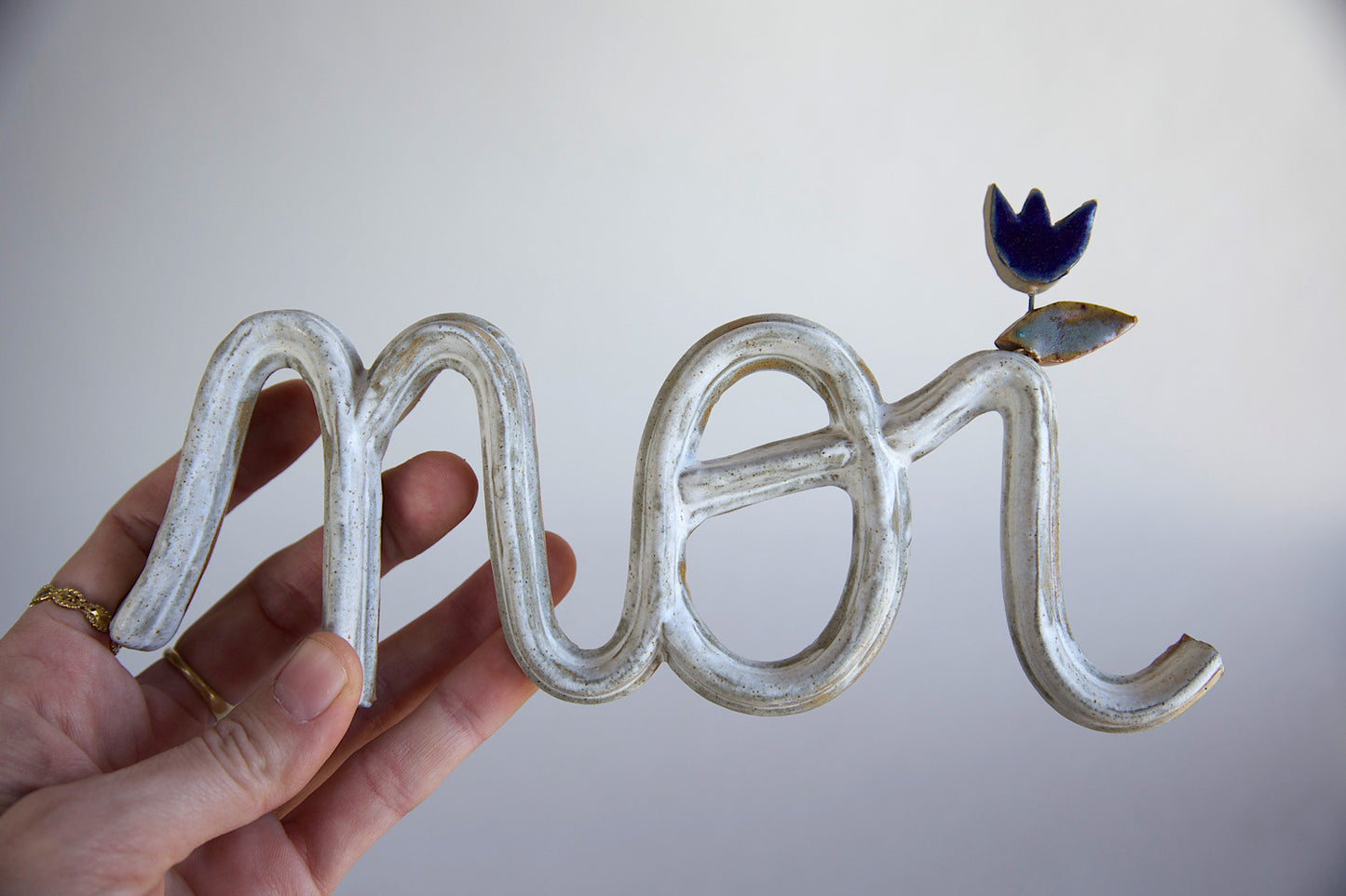 "molteplici noi" grés, smalto bianco e tulipano blu