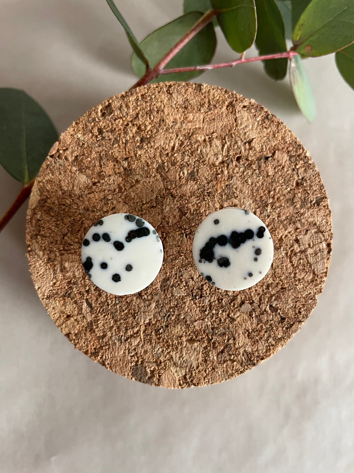 Orecchini basic porcellana e tracce nere (grandi)