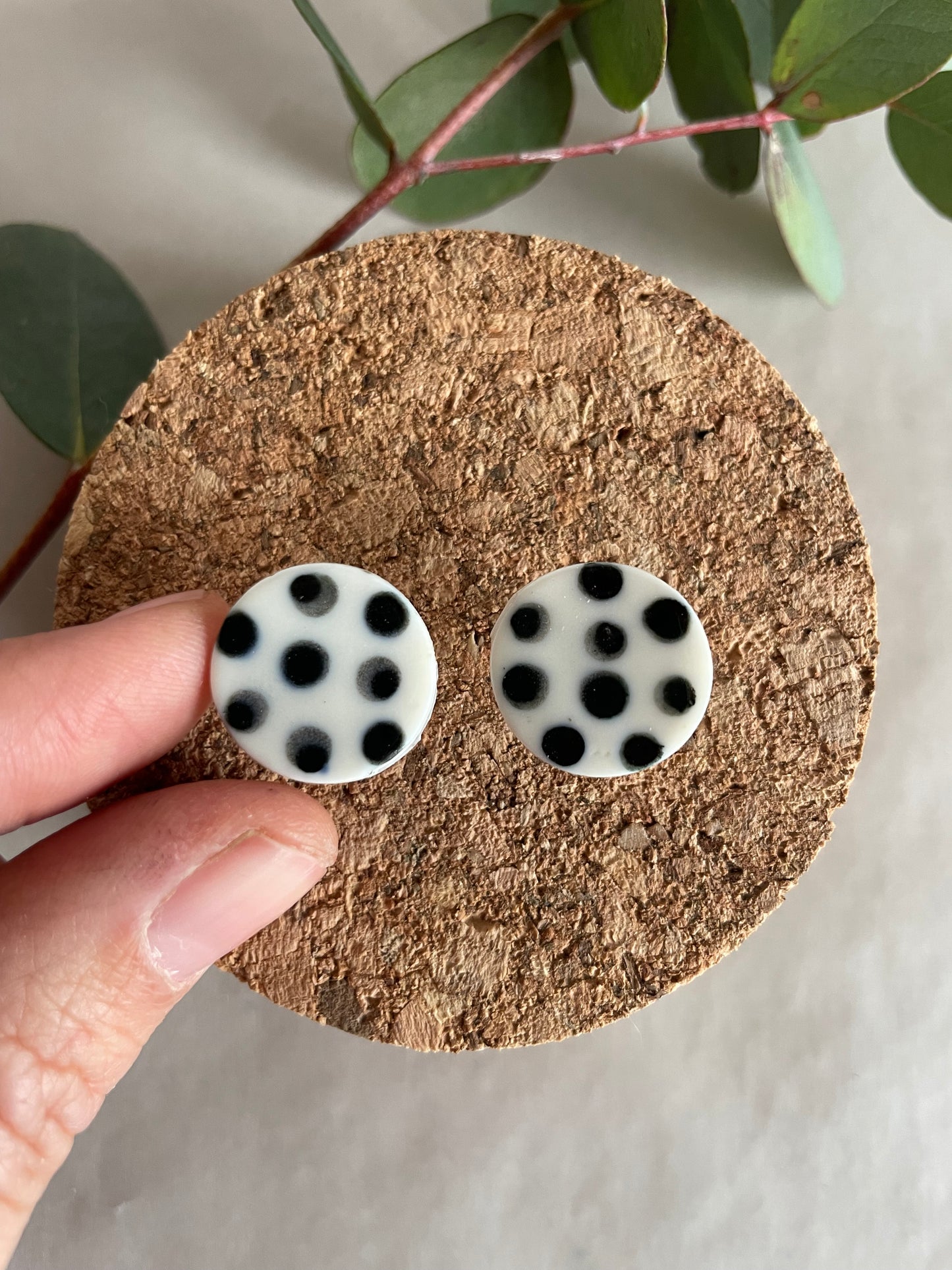 Orecchini basic porcellana e pois neri (grandi)