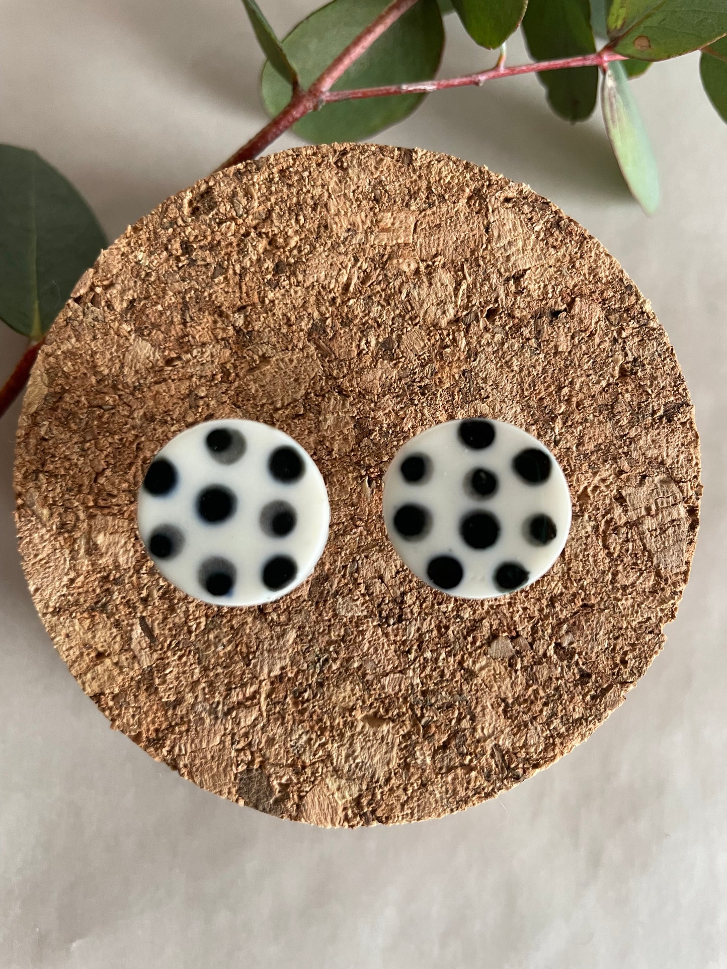 Orecchini basic porcellana e pois neri (grandi)