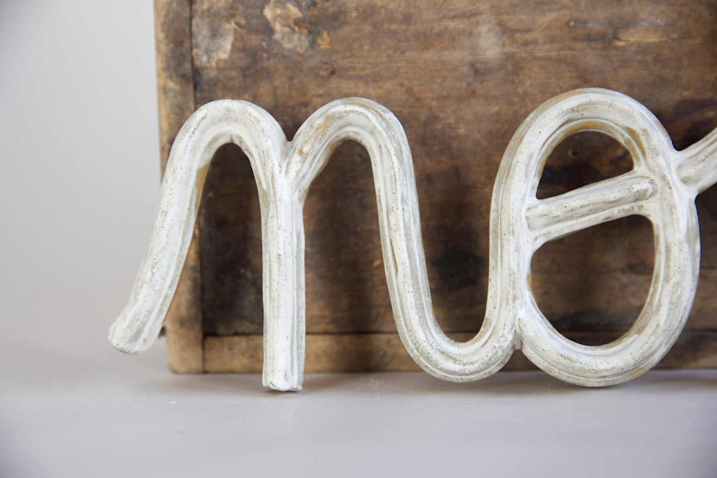 "molteplici noi" grés, smalto bianco e tulipano blu