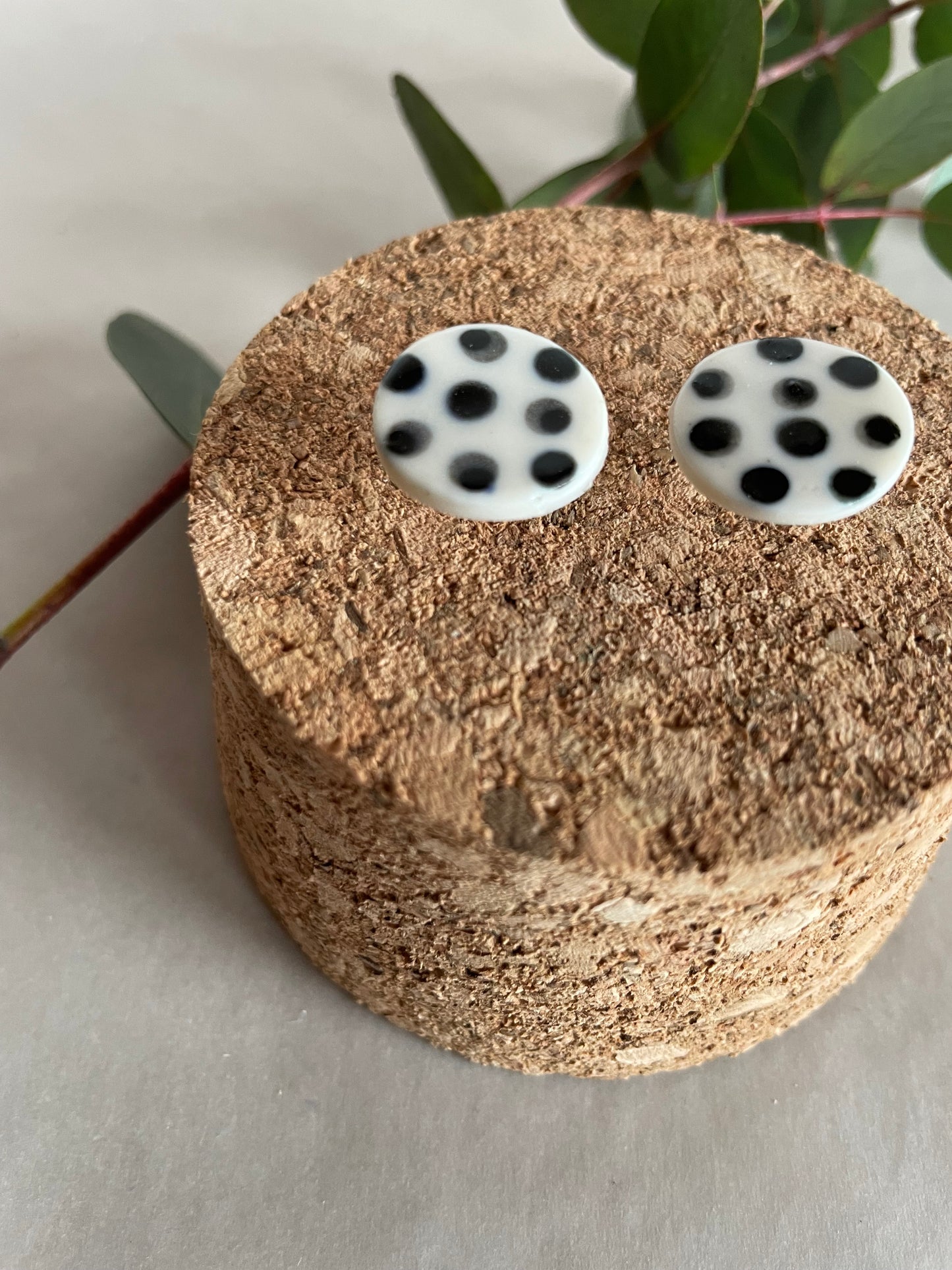 Orecchini basic porcellana e pois neri (grandi)