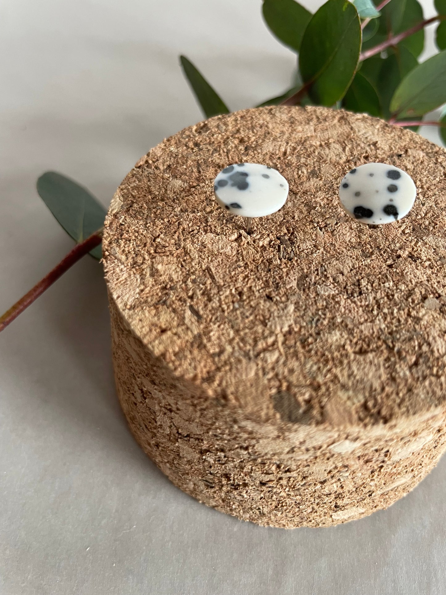 Orecchini basic porcellana e tracce nere (piccoli)