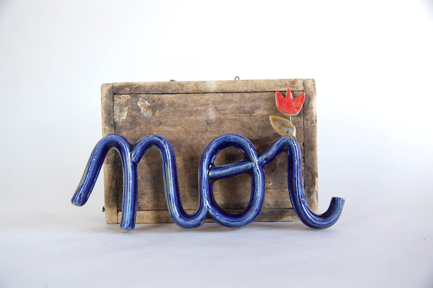 "molteplici noi" grés, smalto blu e tulipano rosso