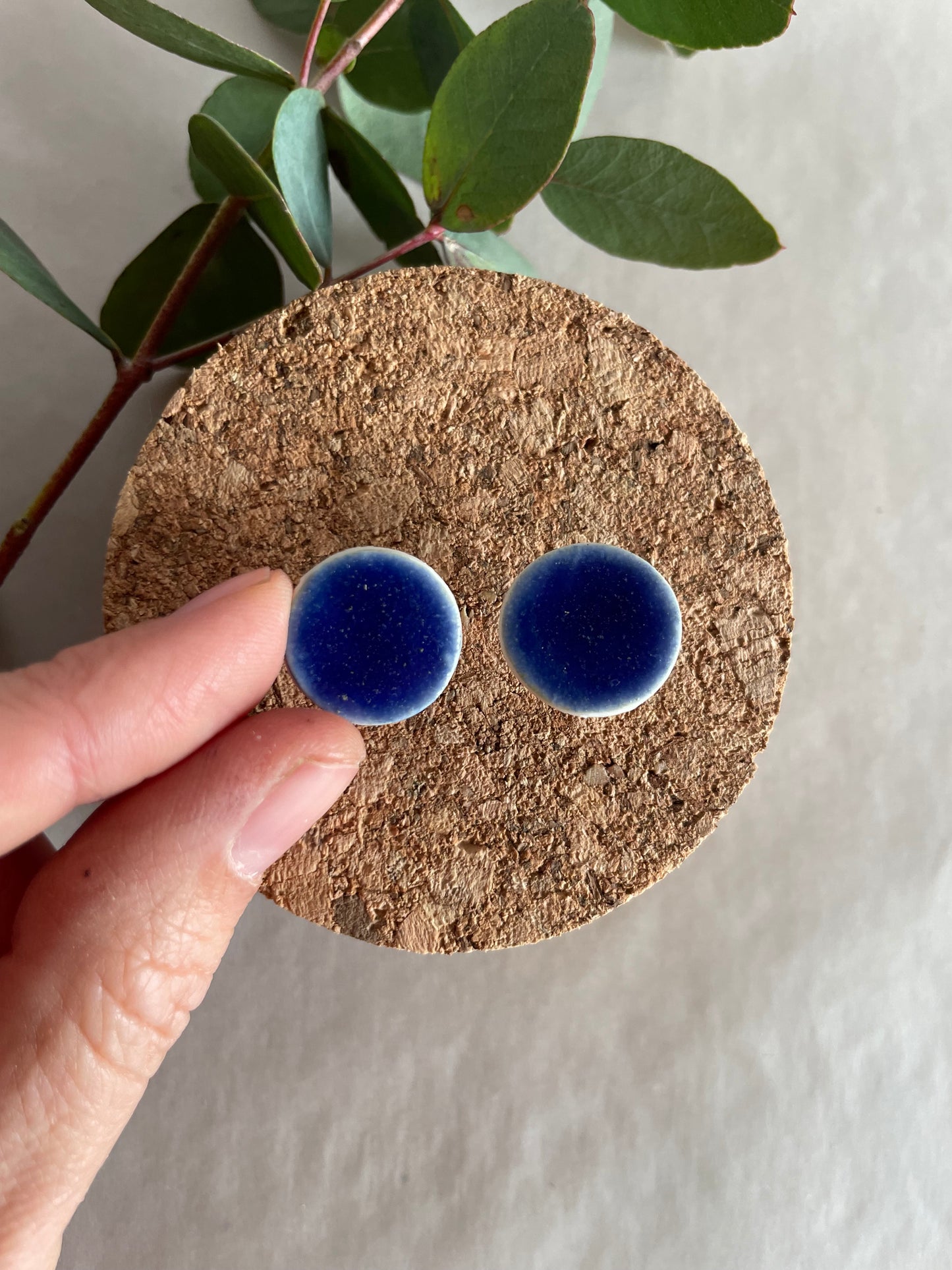 Orecchini basic porcellana e smalto blu oltremare(grandi)