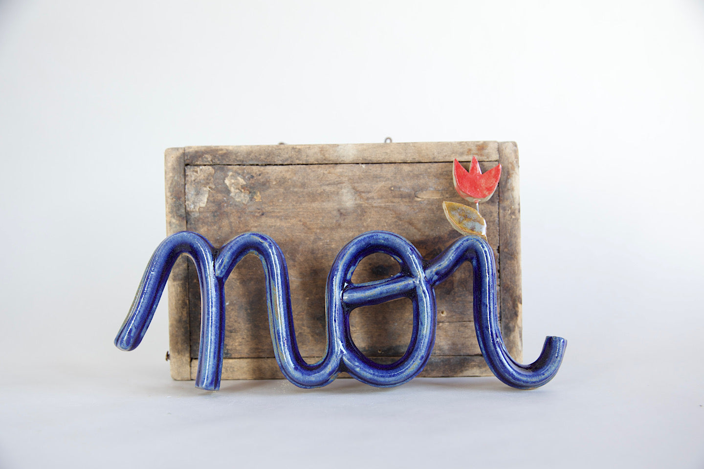 "molteplici noi" grés, smalto blu e tulipano rosso