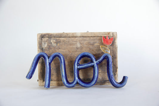 "molteplici noi" grés, smalto blu e tulipano rosso