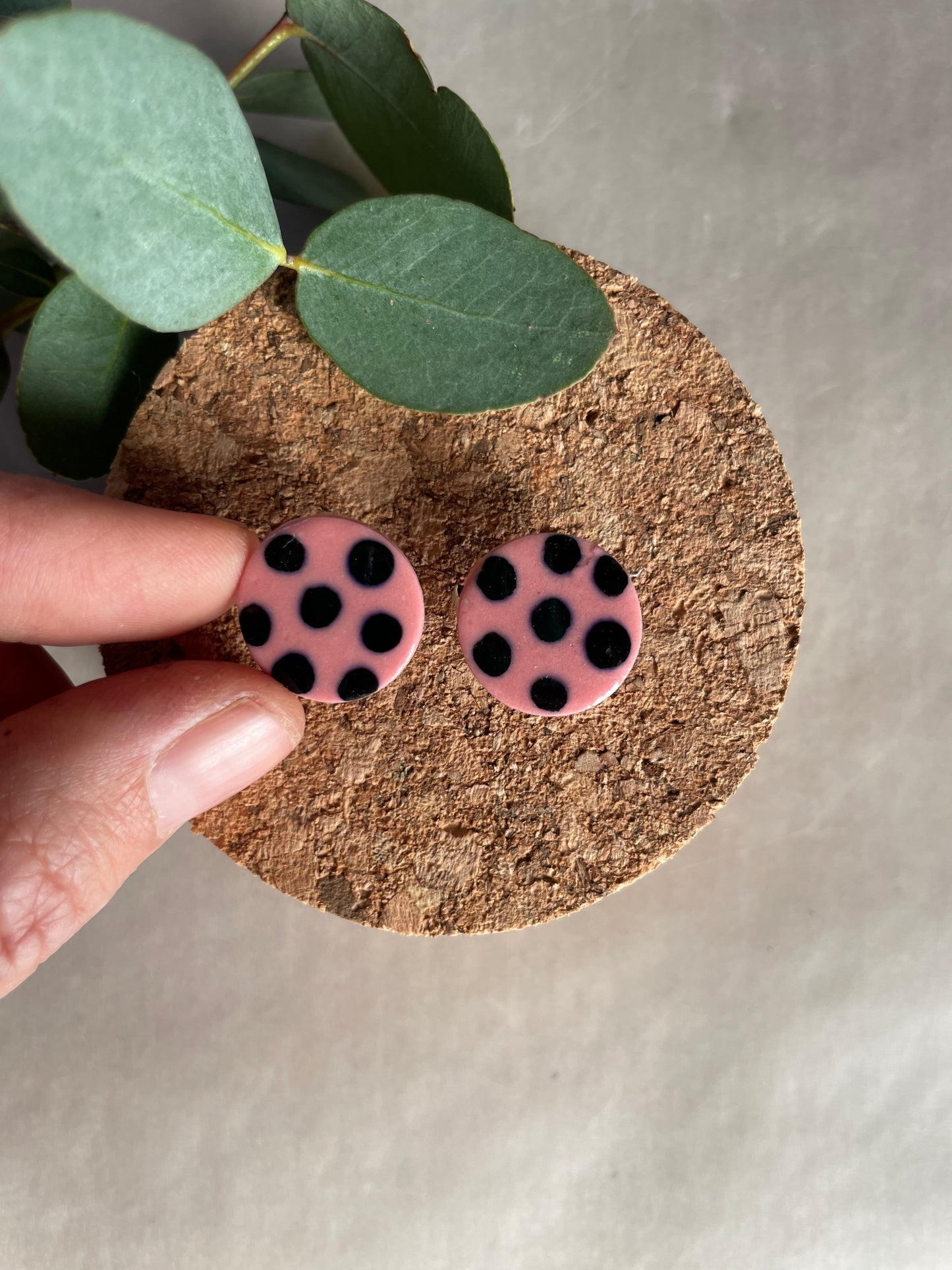 Orecchini basic porcellana rosa pois neri