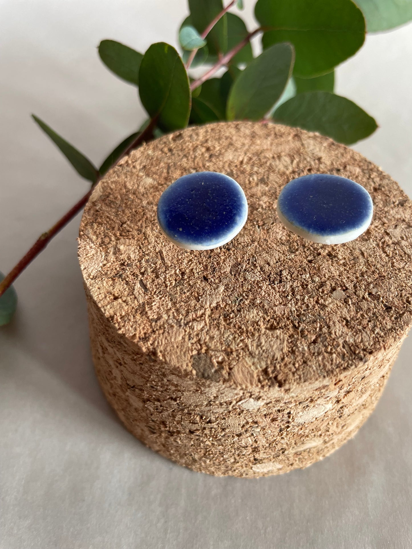 Orecchini basic porcellana e smalto blu oltremare(grandi)