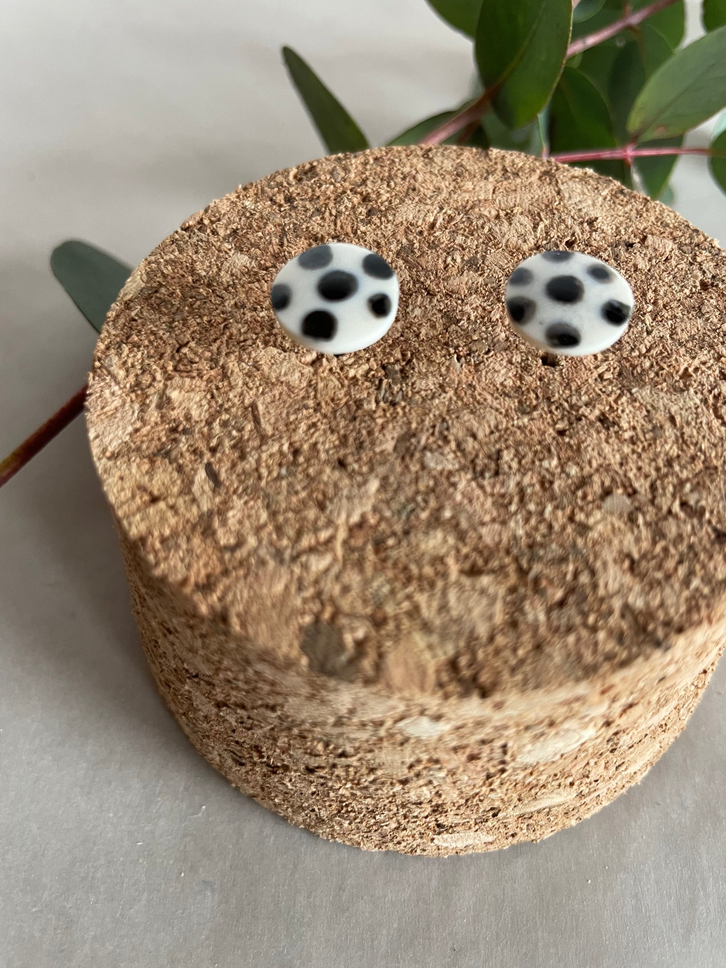 Orecchini basic porcellana e pois neri (piccoli)