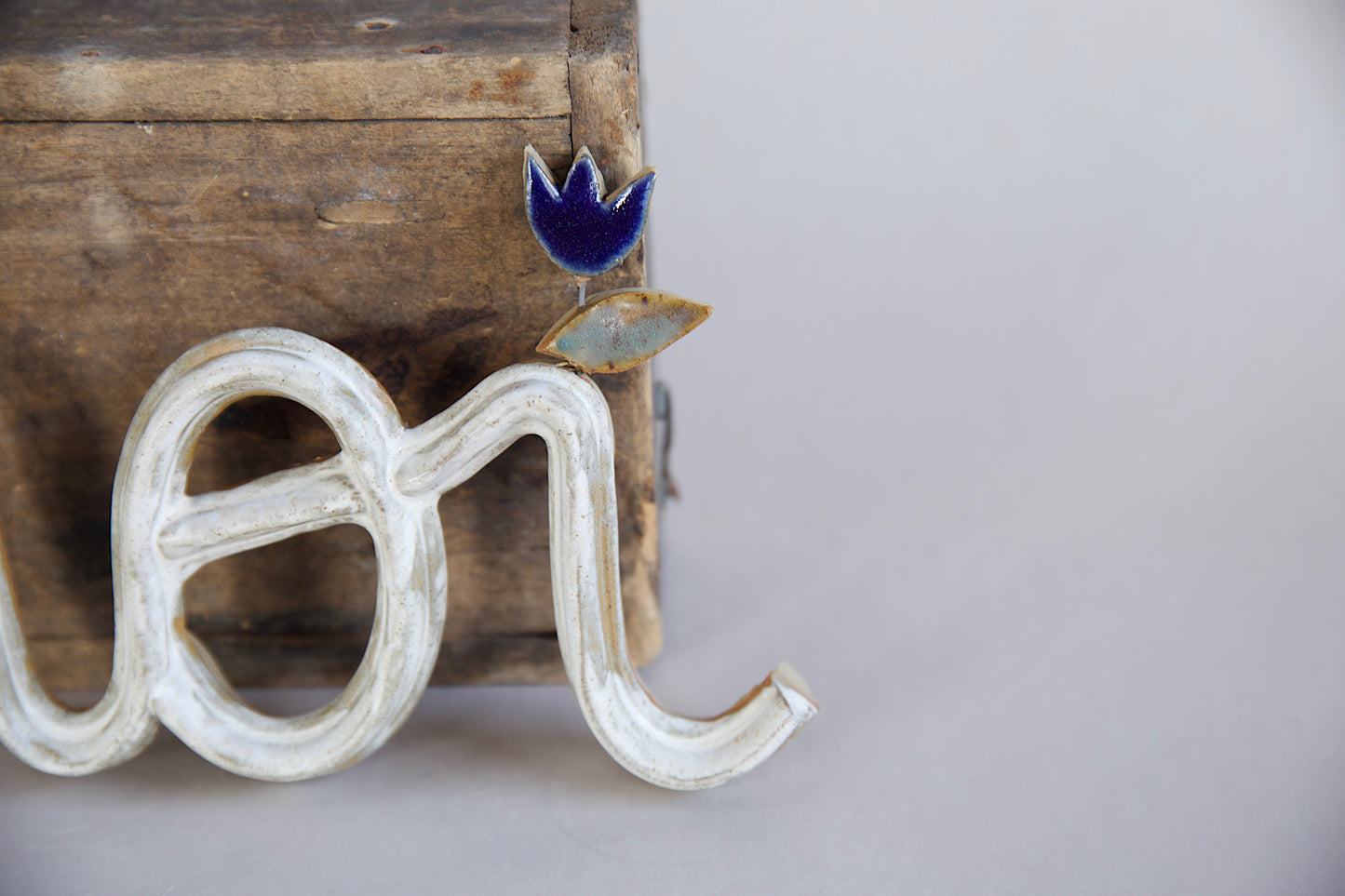 "molteplici noi" grés, smalto bianco e tulipano blu