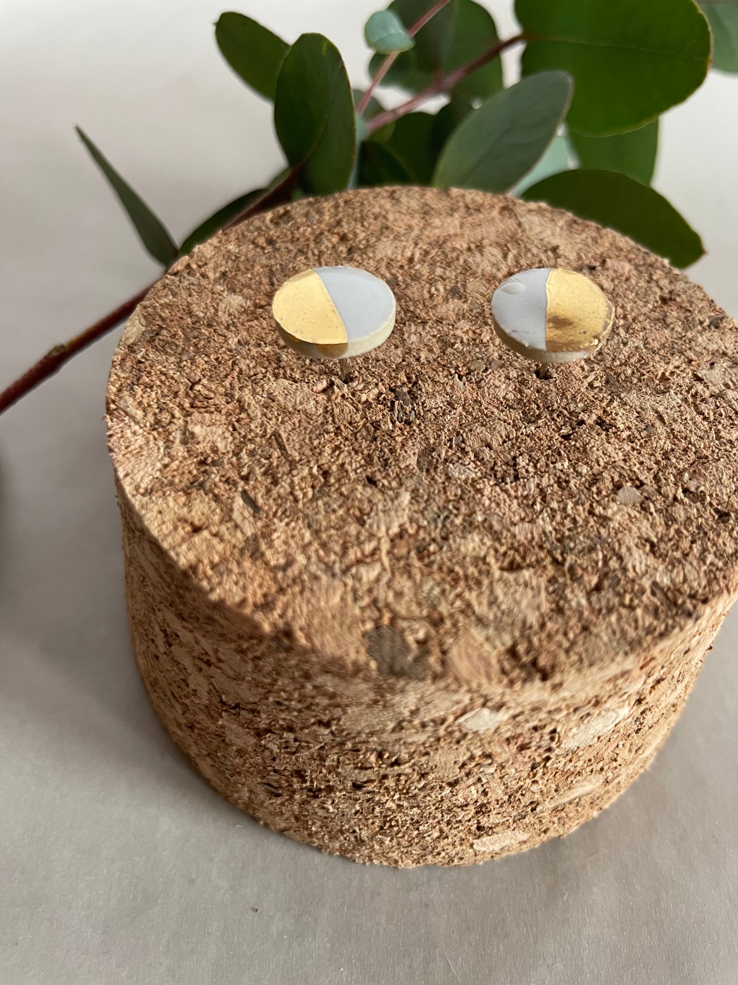 Orecchini Basic gres, smalto bianco mezzaluna oro (medi)