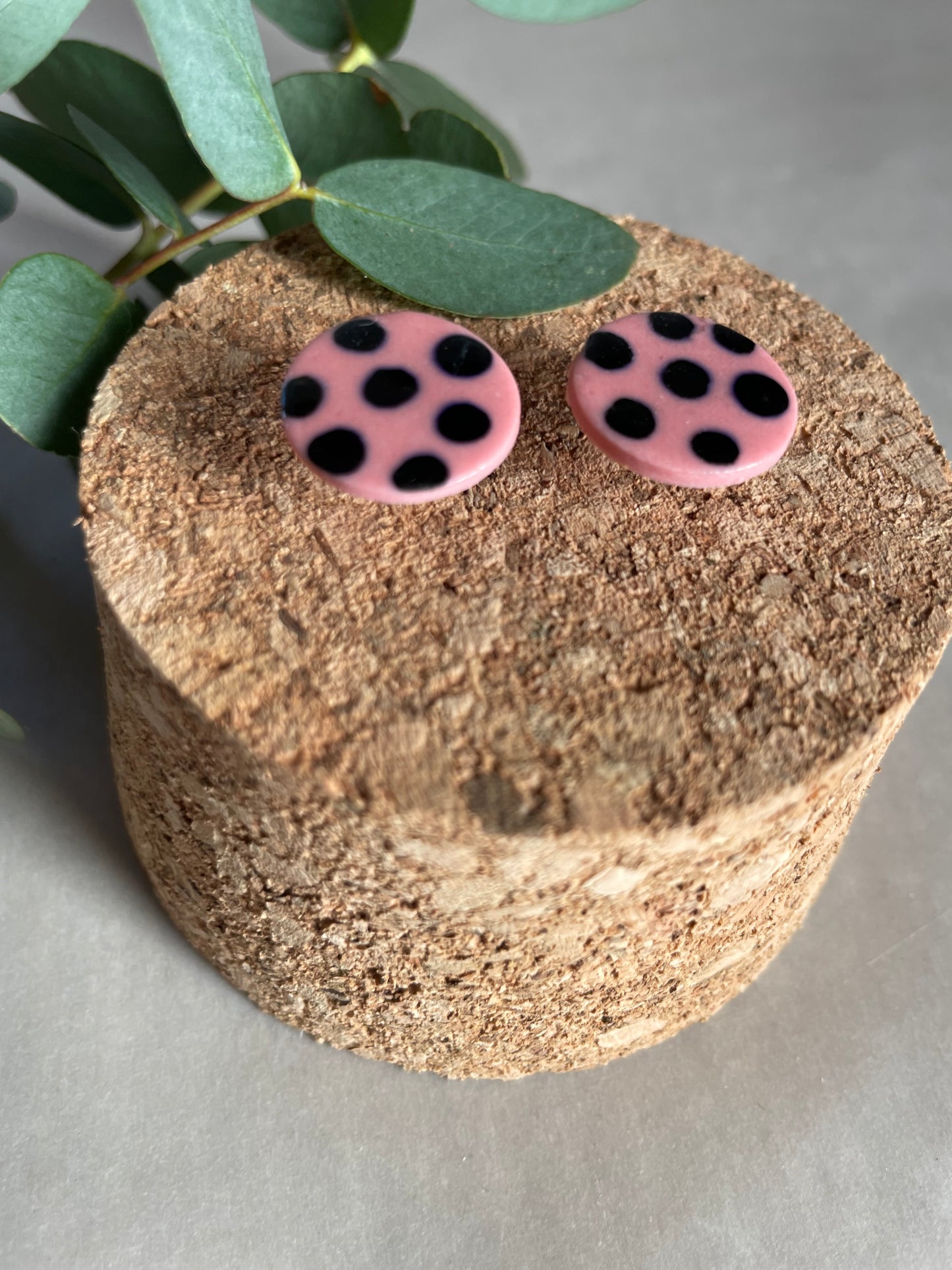 Orecchini basic porcellana rosa pois neri