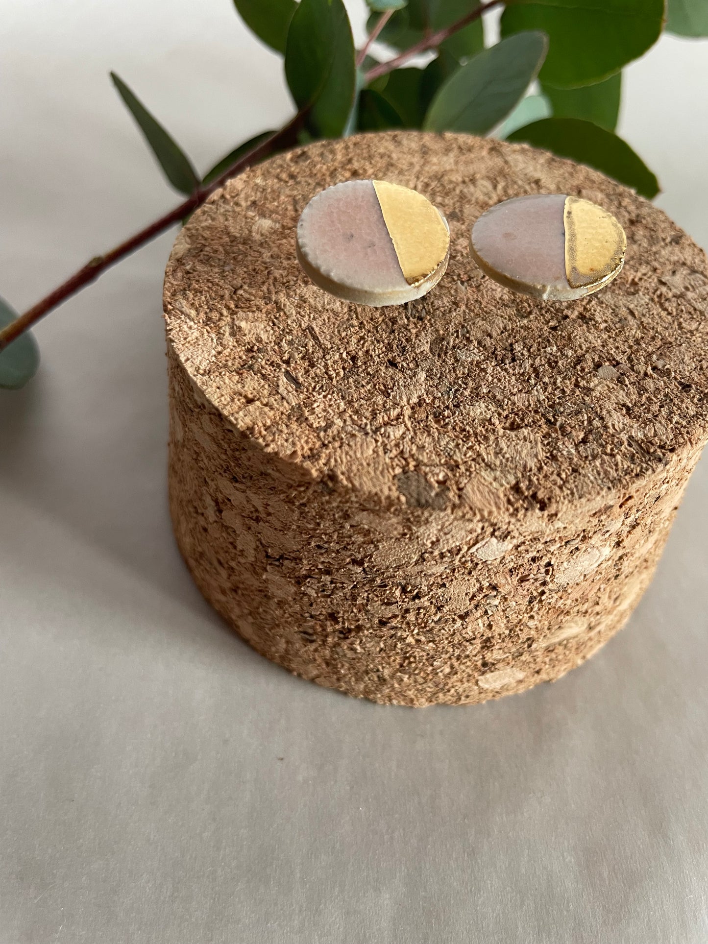 Orecchini Basic in gres, smalto rosa “mezzaluna oro”