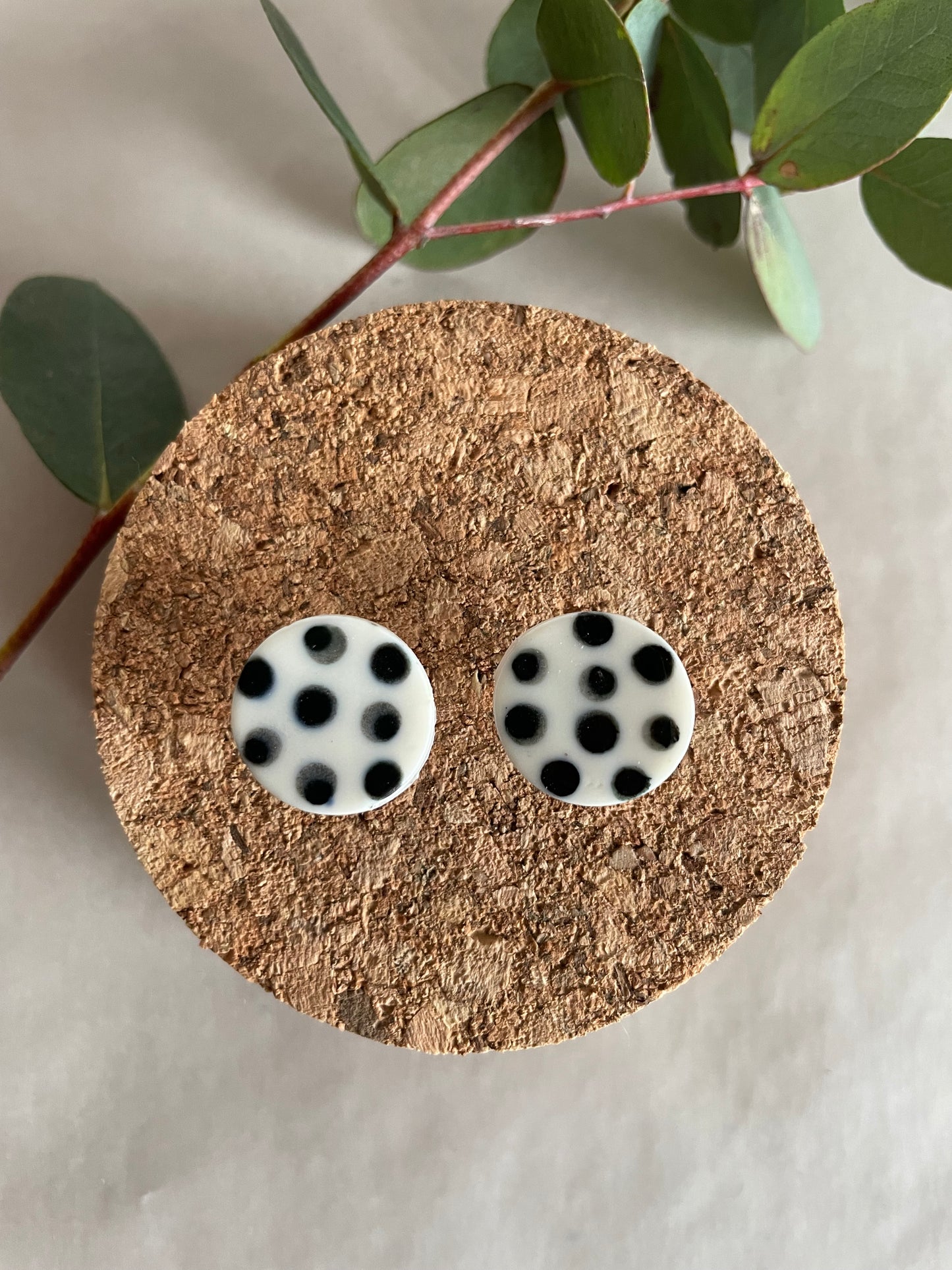 Orecchini basic porcellana e pois neri (grandi)