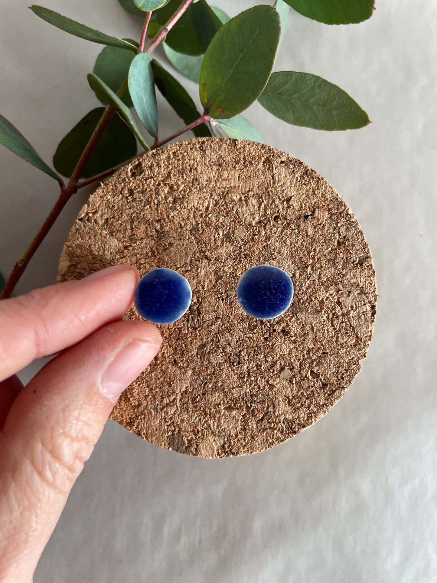 Orecchini basic porcellana e smalto blu oltremare(medi)