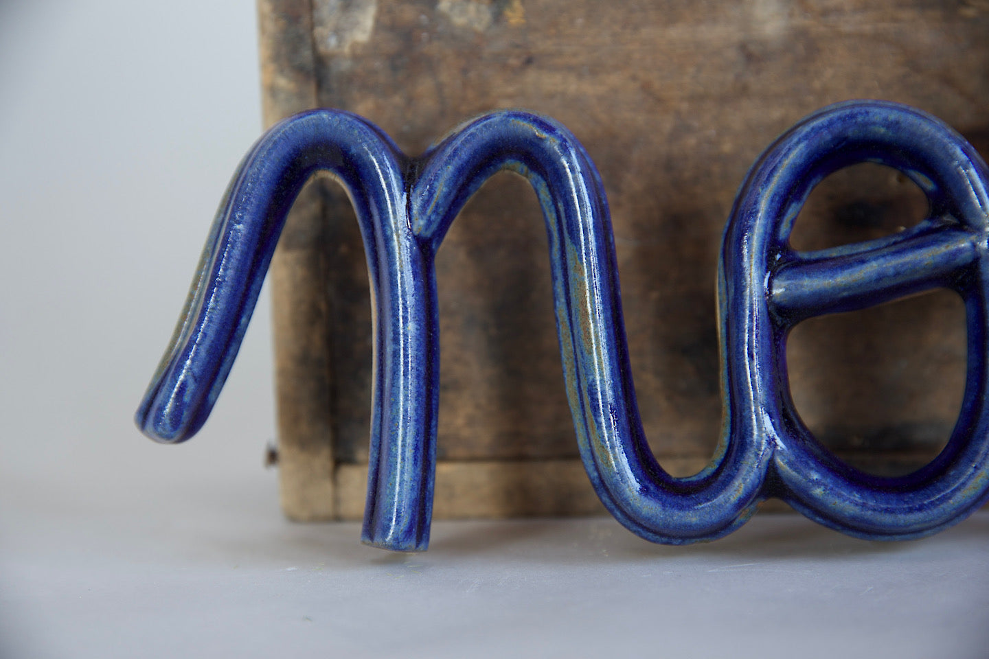 "molteplici noi" grés, smalto blu e tulipano rosso