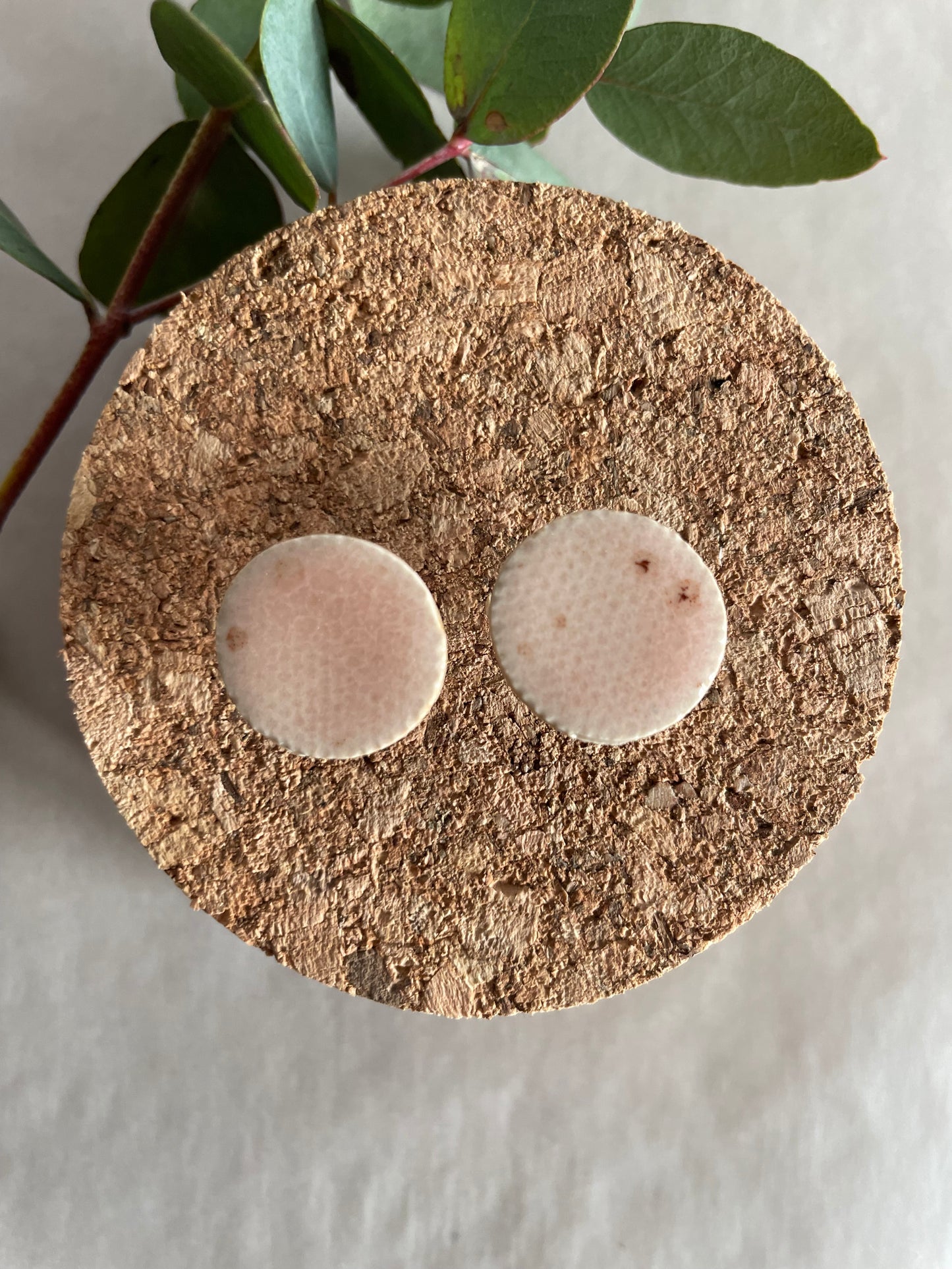 Orecchini basic porcellana e smalto rosa puntinato(grandi)