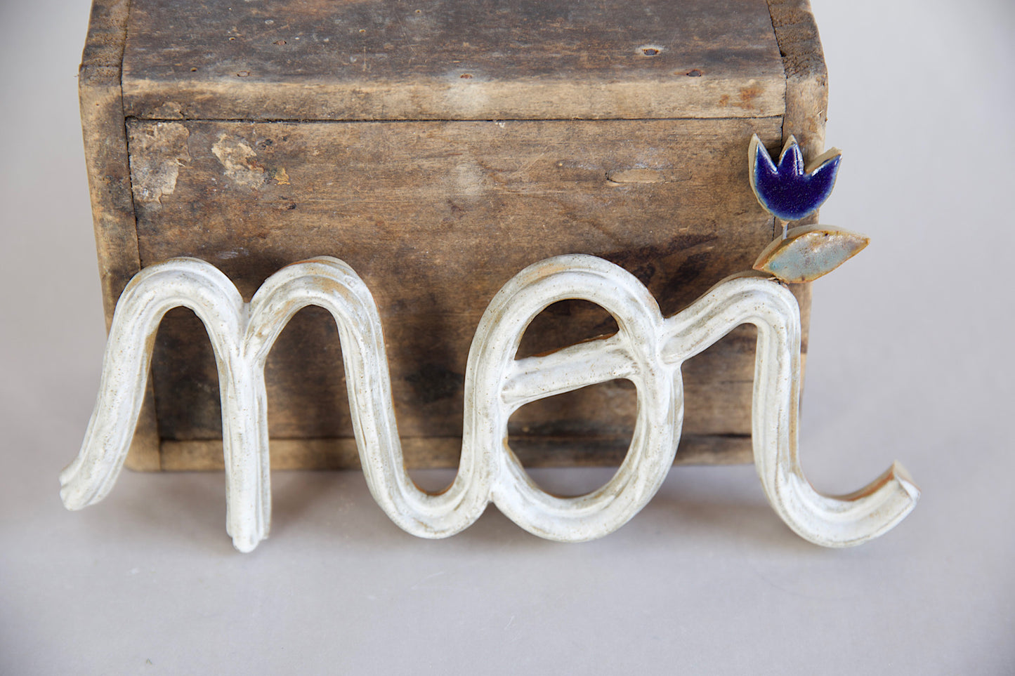 "molteplici noi" grés, smalto bianco e tulipano blu