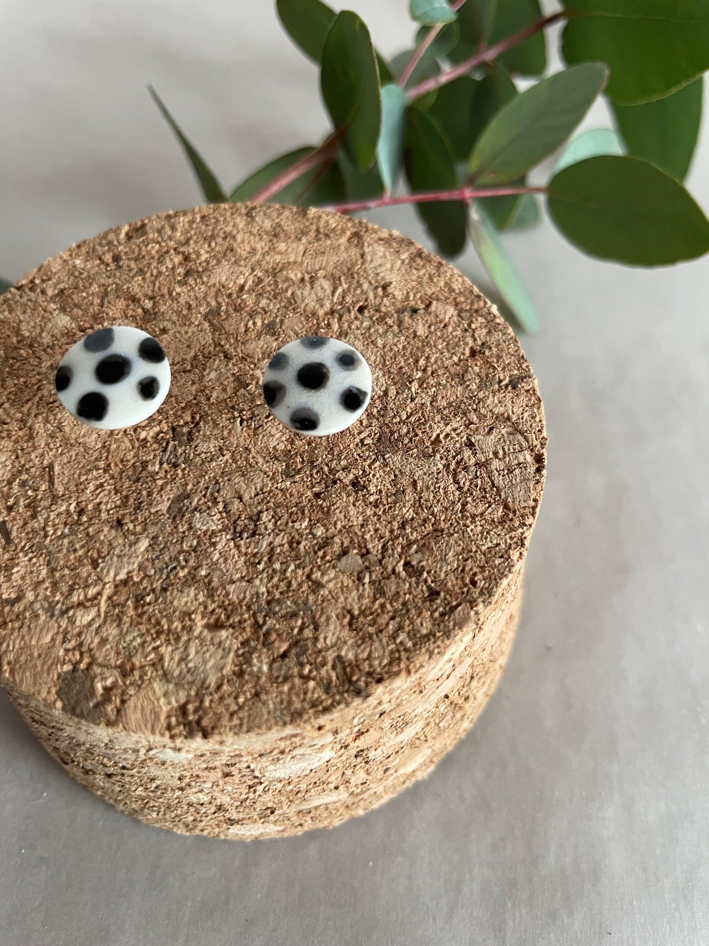 Orecchini basic porcellana e pois neri (piccoli)