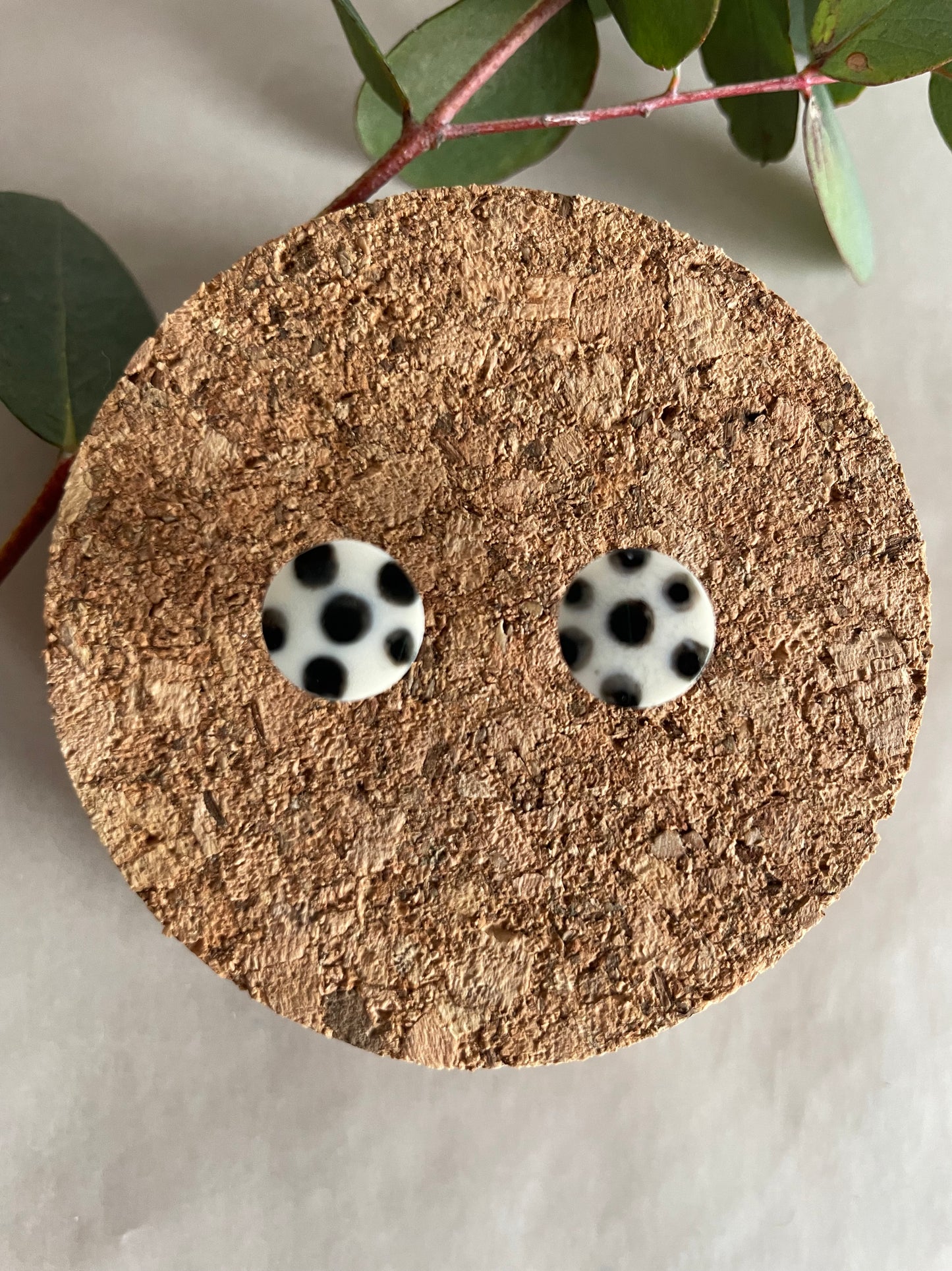 Orecchini basic porcellana e pois neri (piccoli)