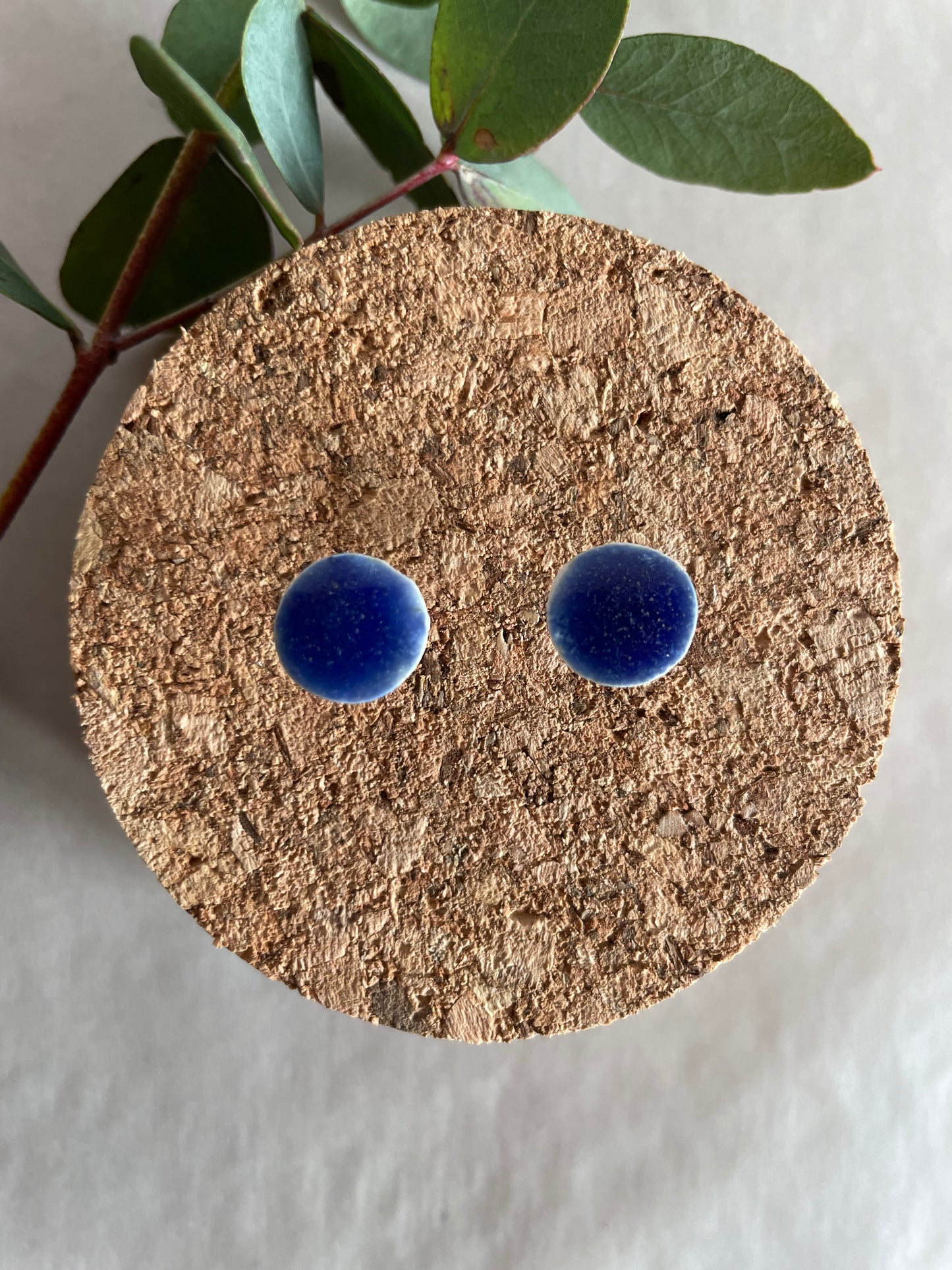 Orecchini basic porcellana e smalto blu oltremare(medi)