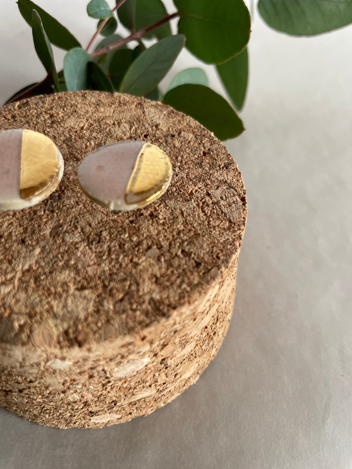 Orecchini Basic in gres, smalto rosa “mezzaluna oro”