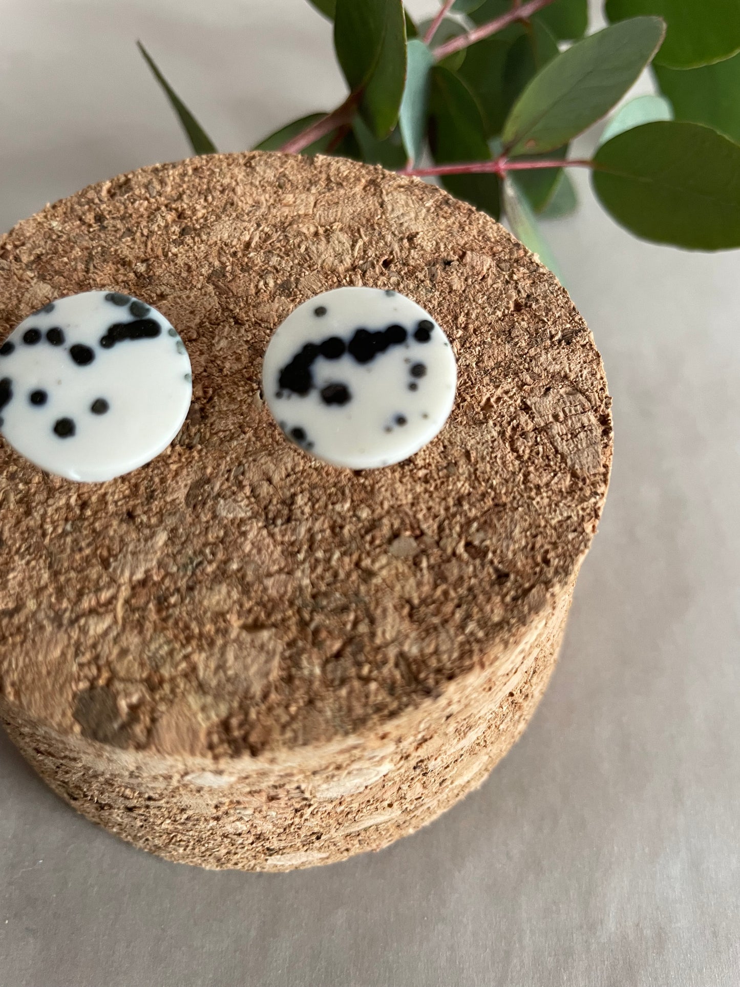 Orecchini basic porcellana e tracce nere (grandi)