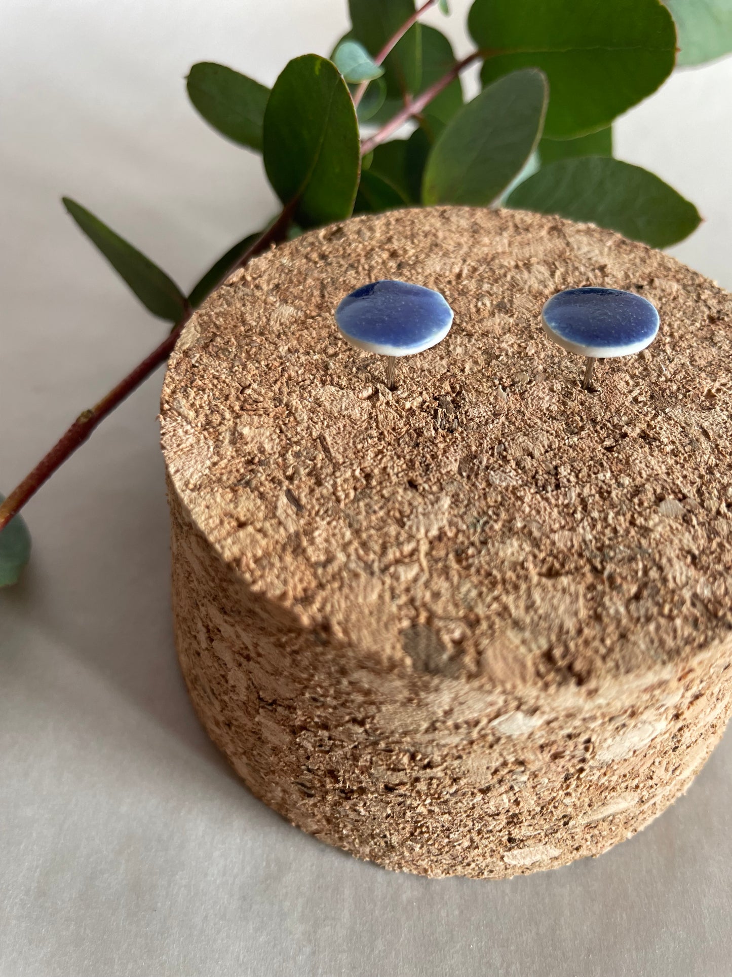 Orecchini basic porcellana e smalto blu oltremare(medi)