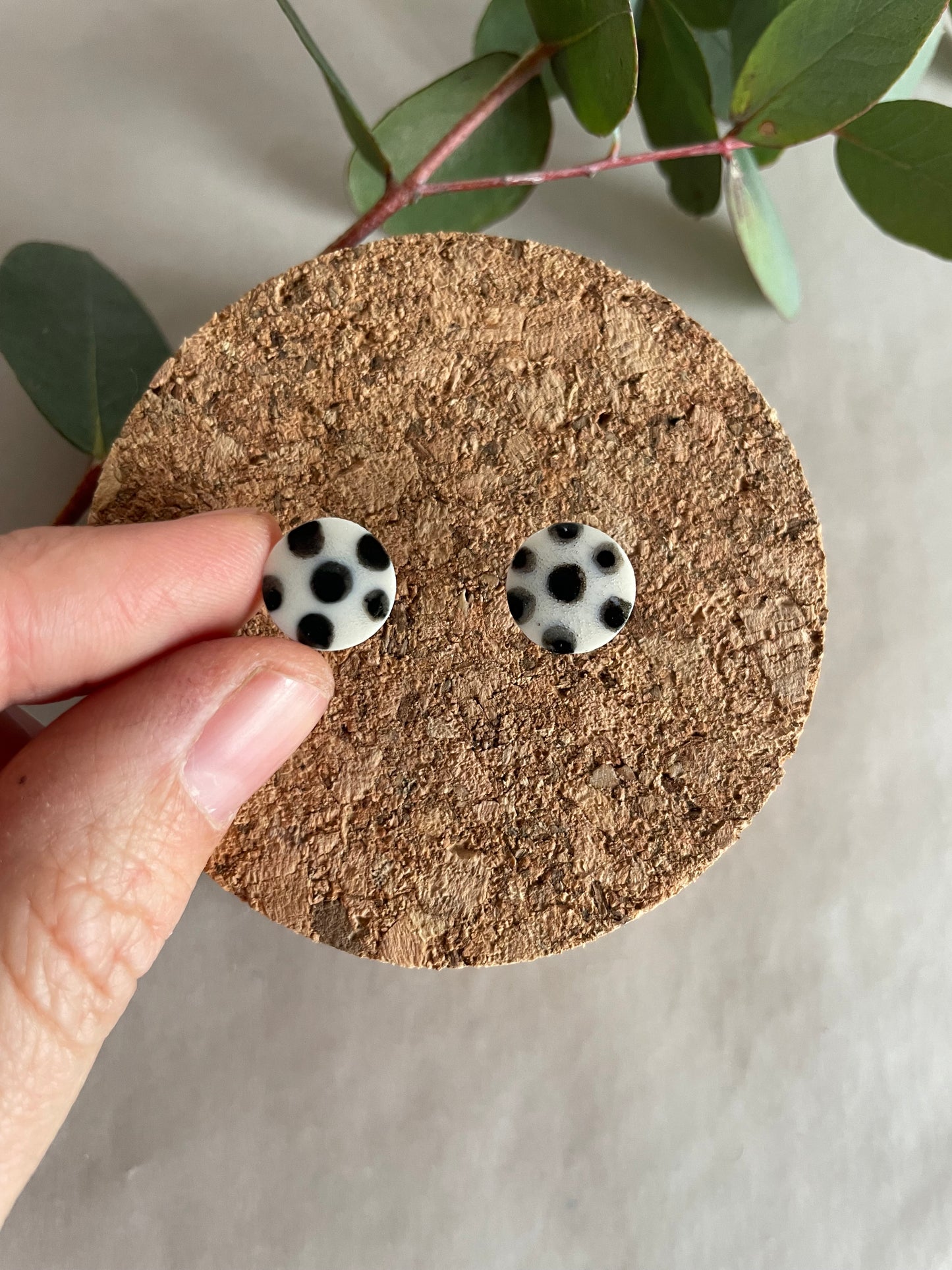 Orecchini basic porcellana e pois neri (piccoli)