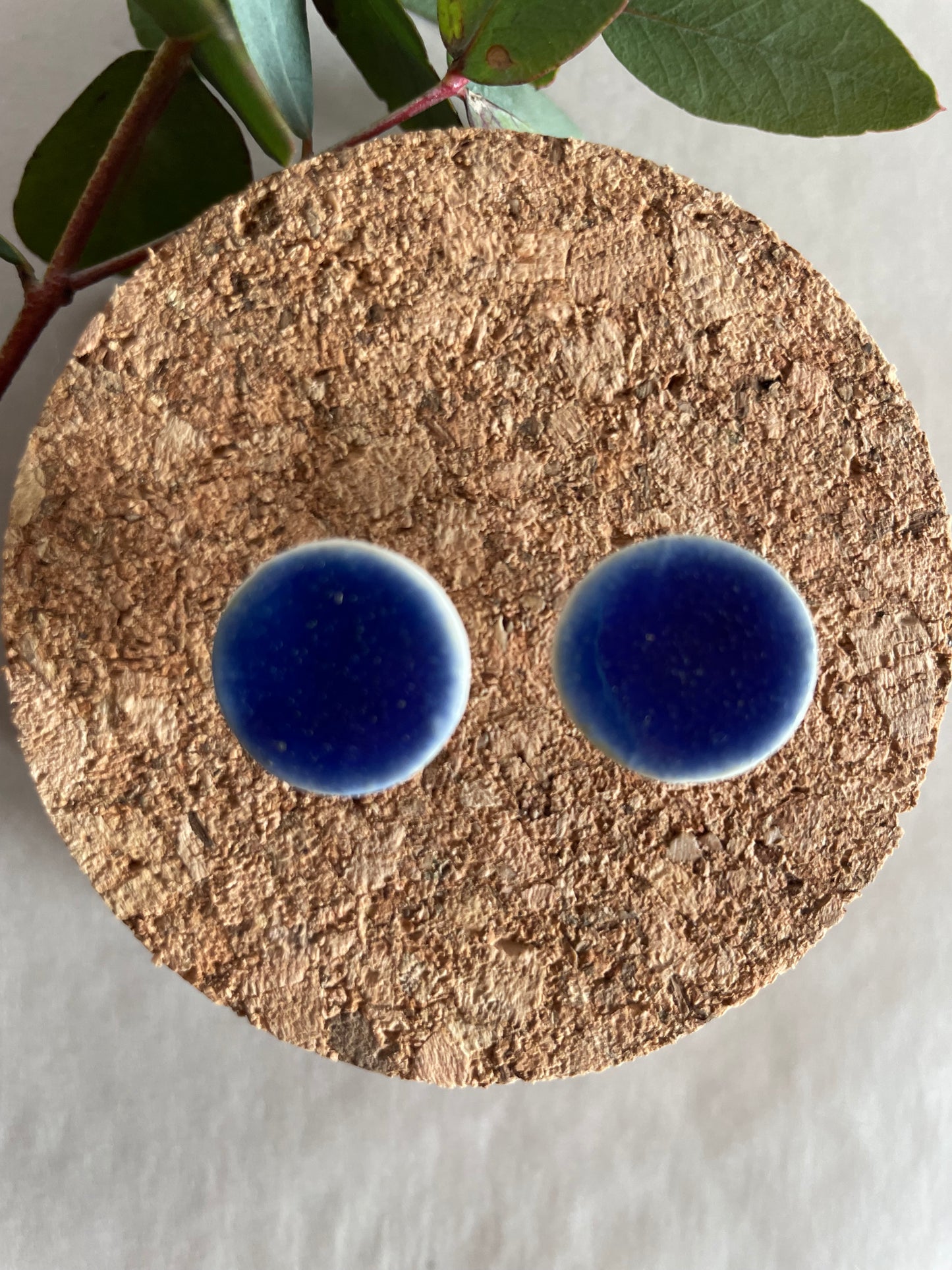 Orecchini basic porcellana e smalto blu oltremare(grandi)