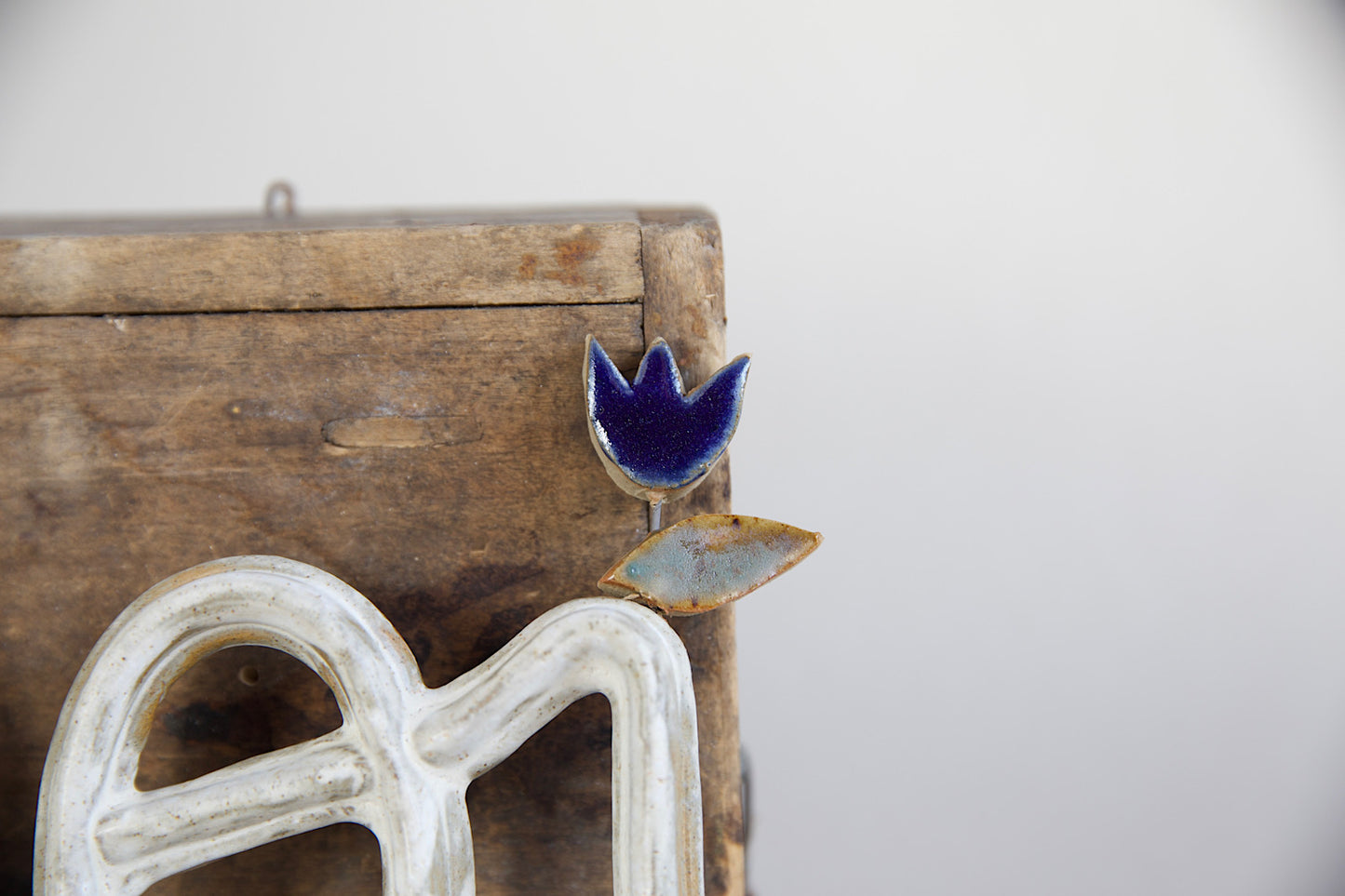 "molteplici noi" grés, smalto bianco e tulipano blu