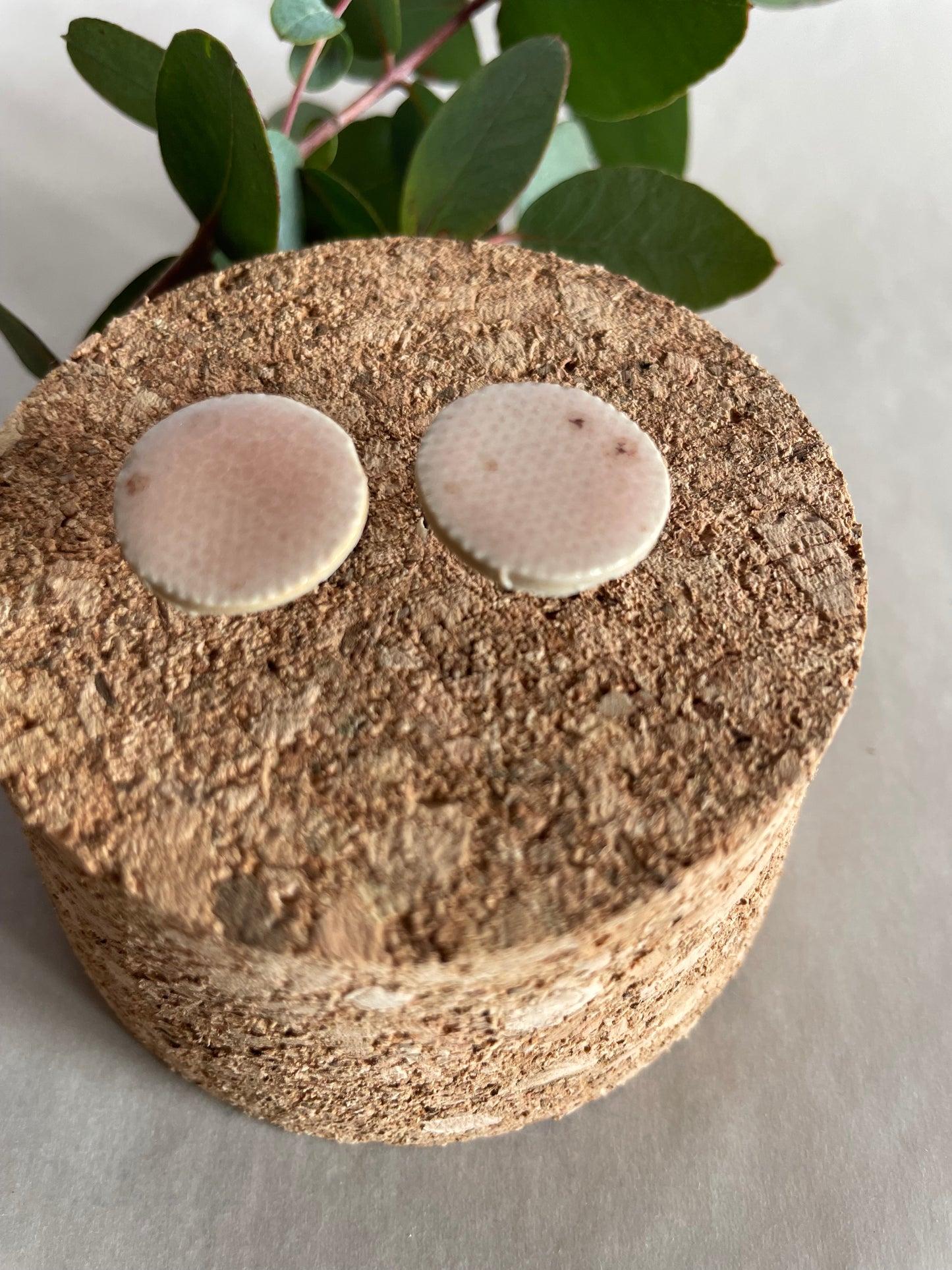 Orecchini basic porcellana e smalto rosa puntinato(grandi)