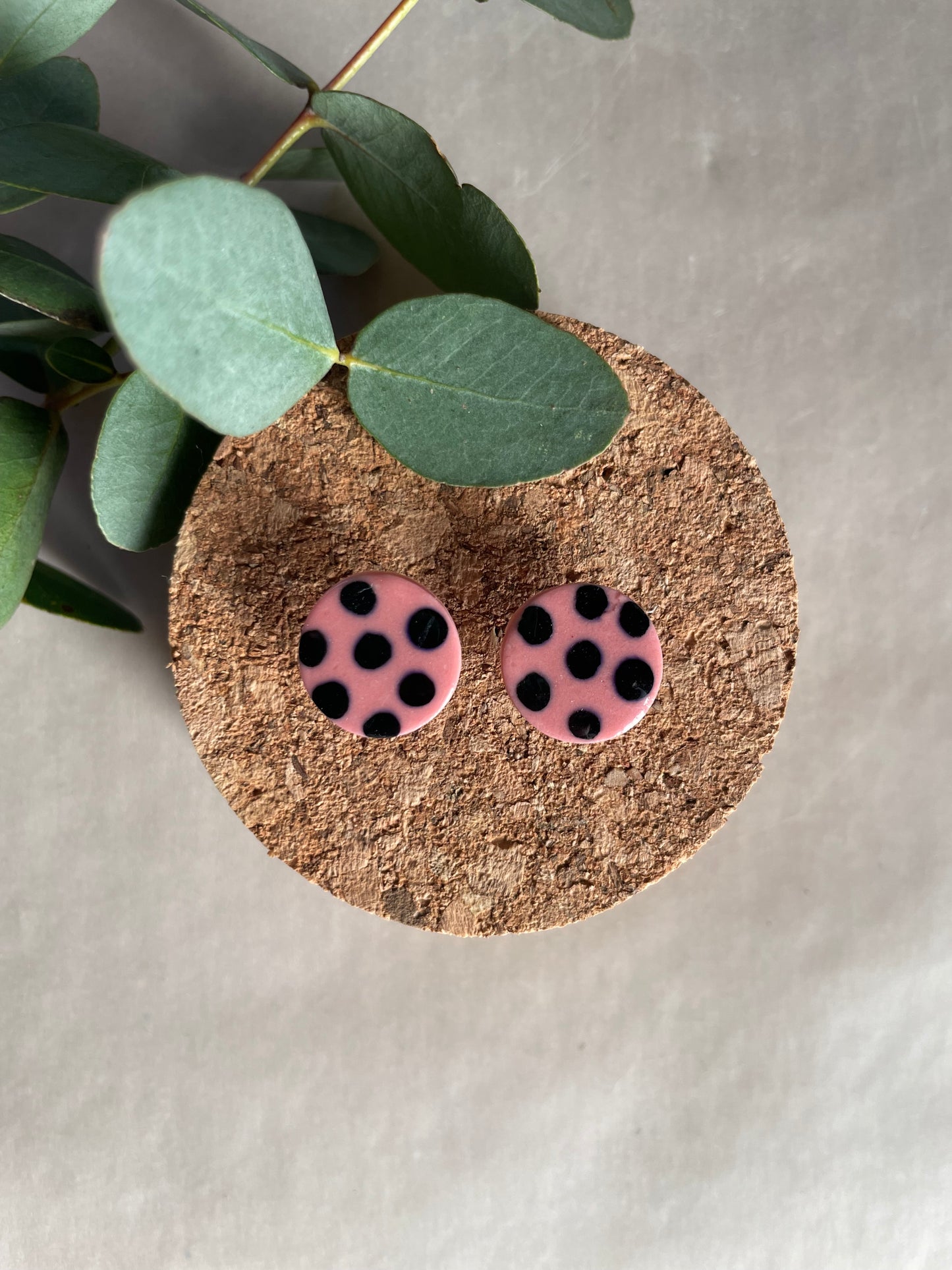Orecchini basic porcellana rosa pois neri
