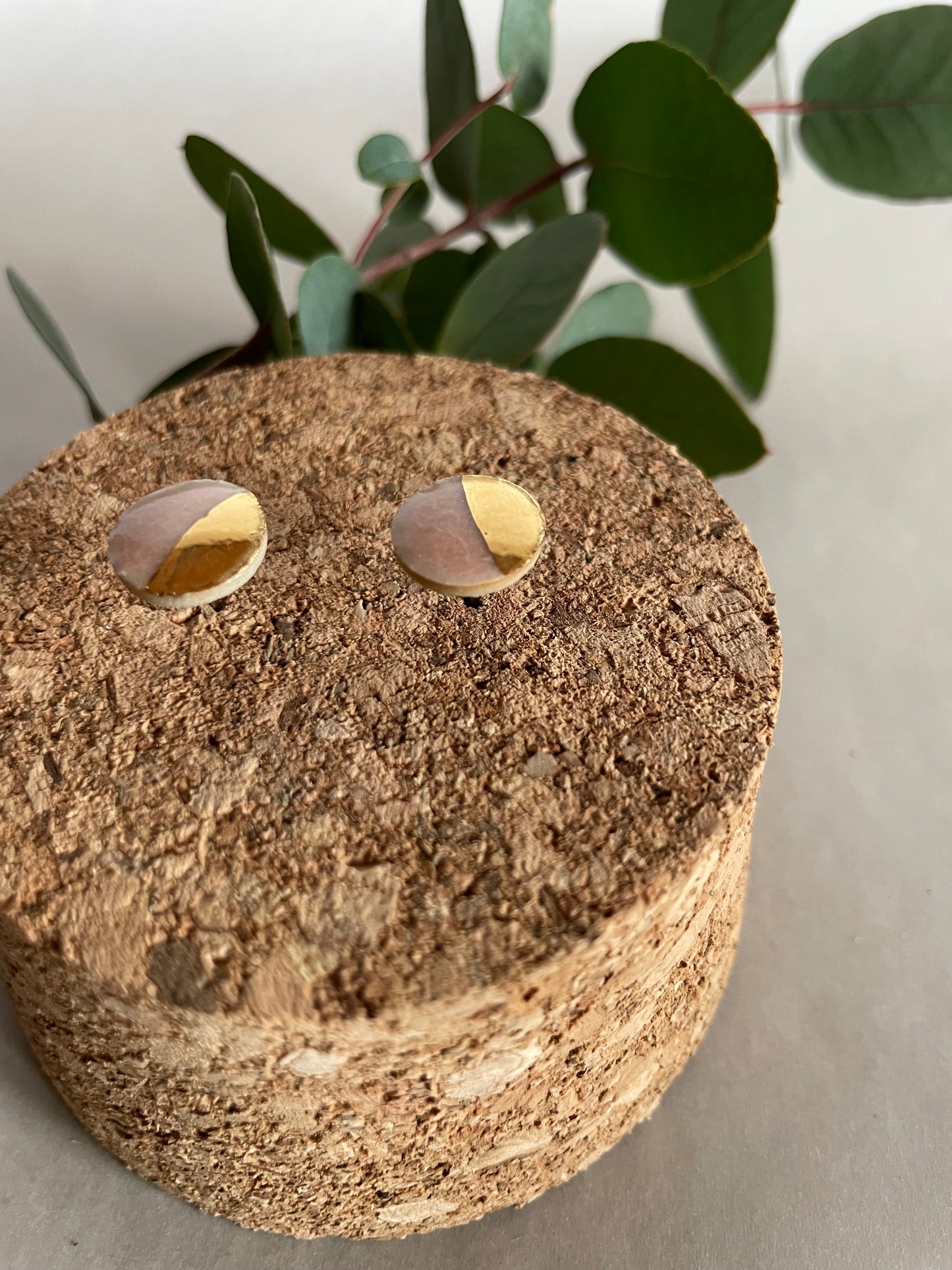 Orecchini Basic in gres, smalto rosa “mezzaluna oro” medi