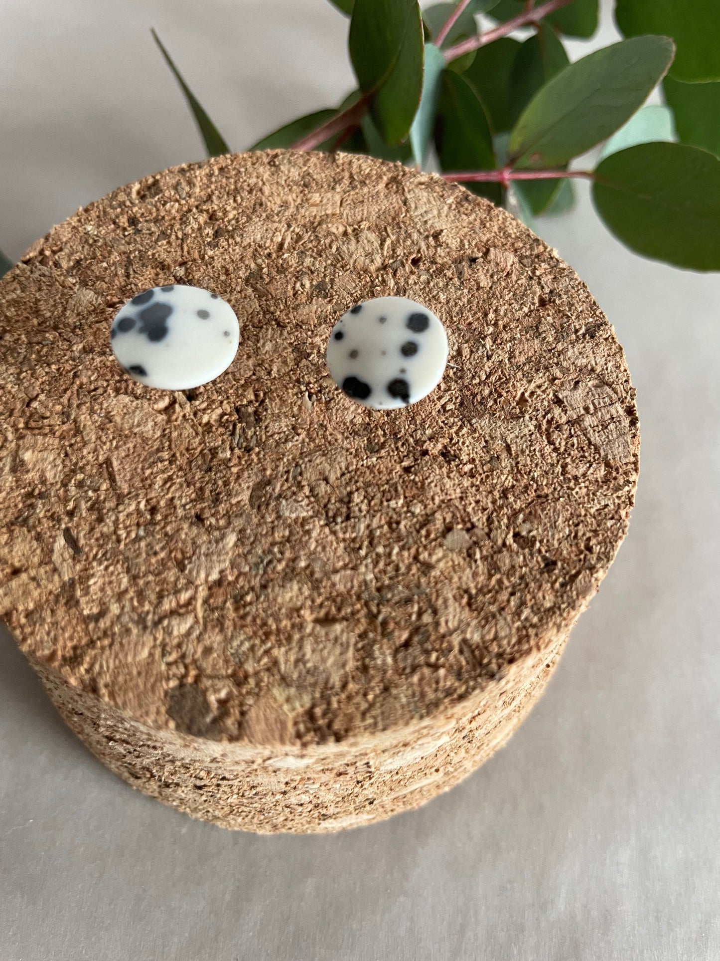 Orecchini basic porcellana e tracce nere (piccoli)