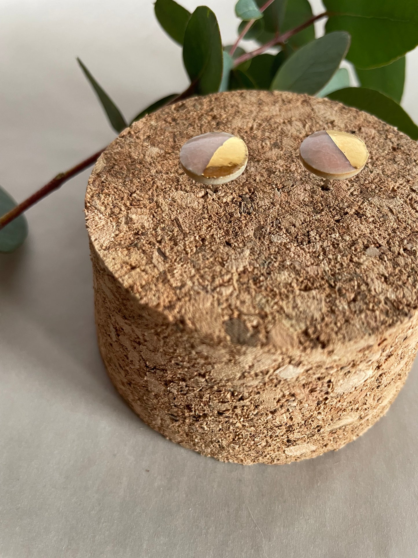 Orecchini Basic in gres, smalto rosa “mezzaluna oro” medi