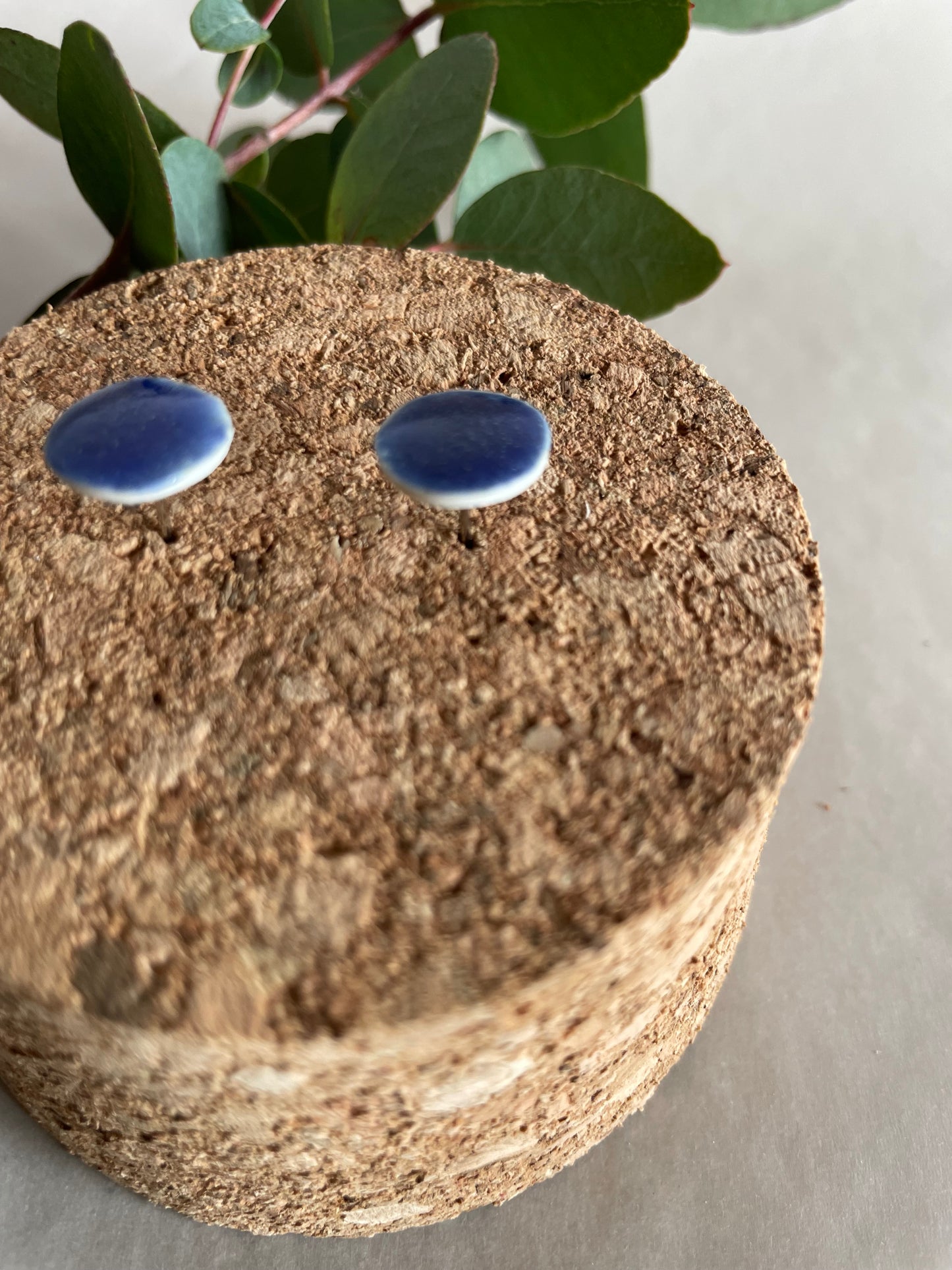 Orecchini basic porcellana e smalto blu oltremare(medi)