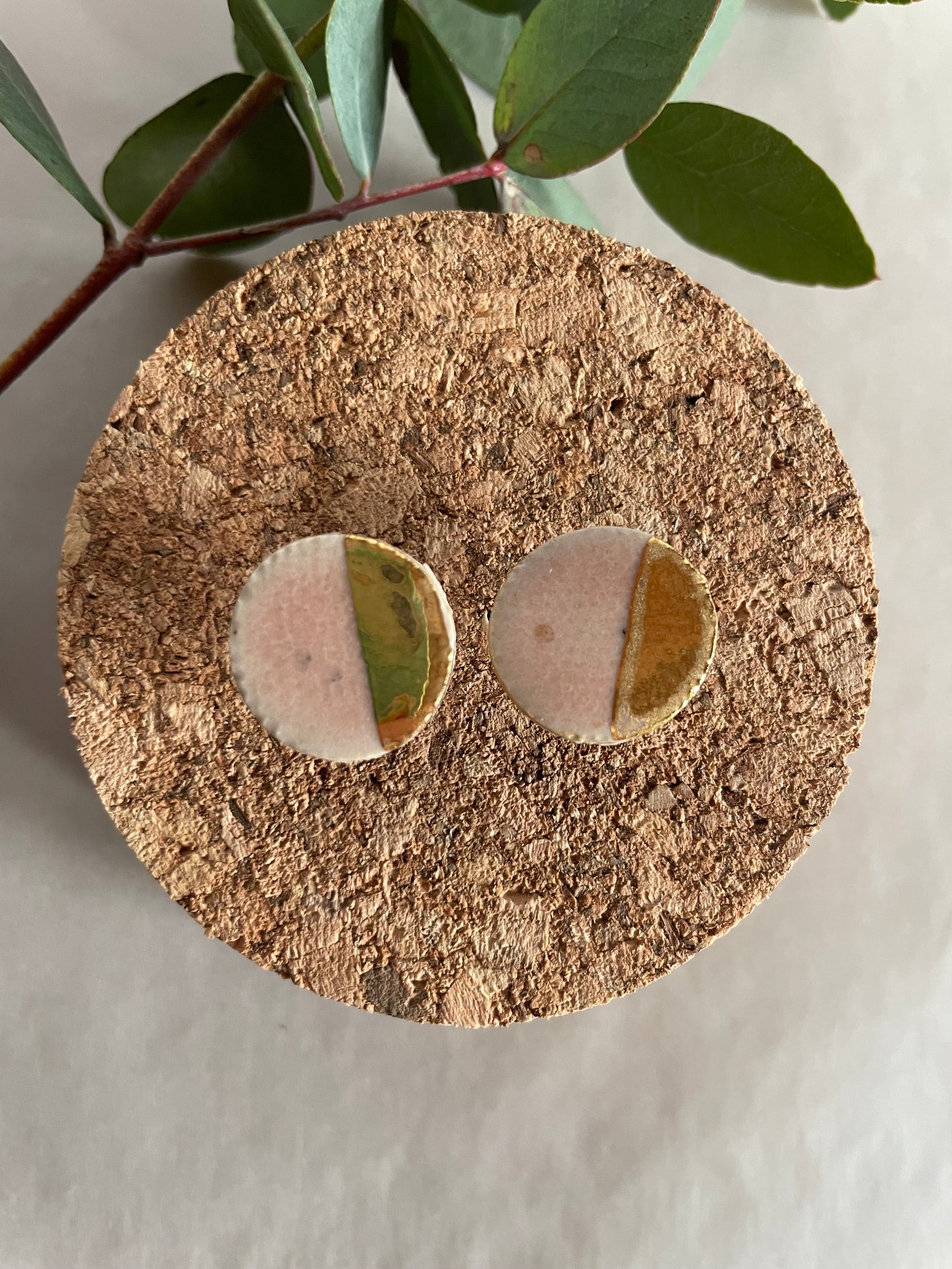 Orecchini Basic in gres, smalto rosa “mezzaluna oro”