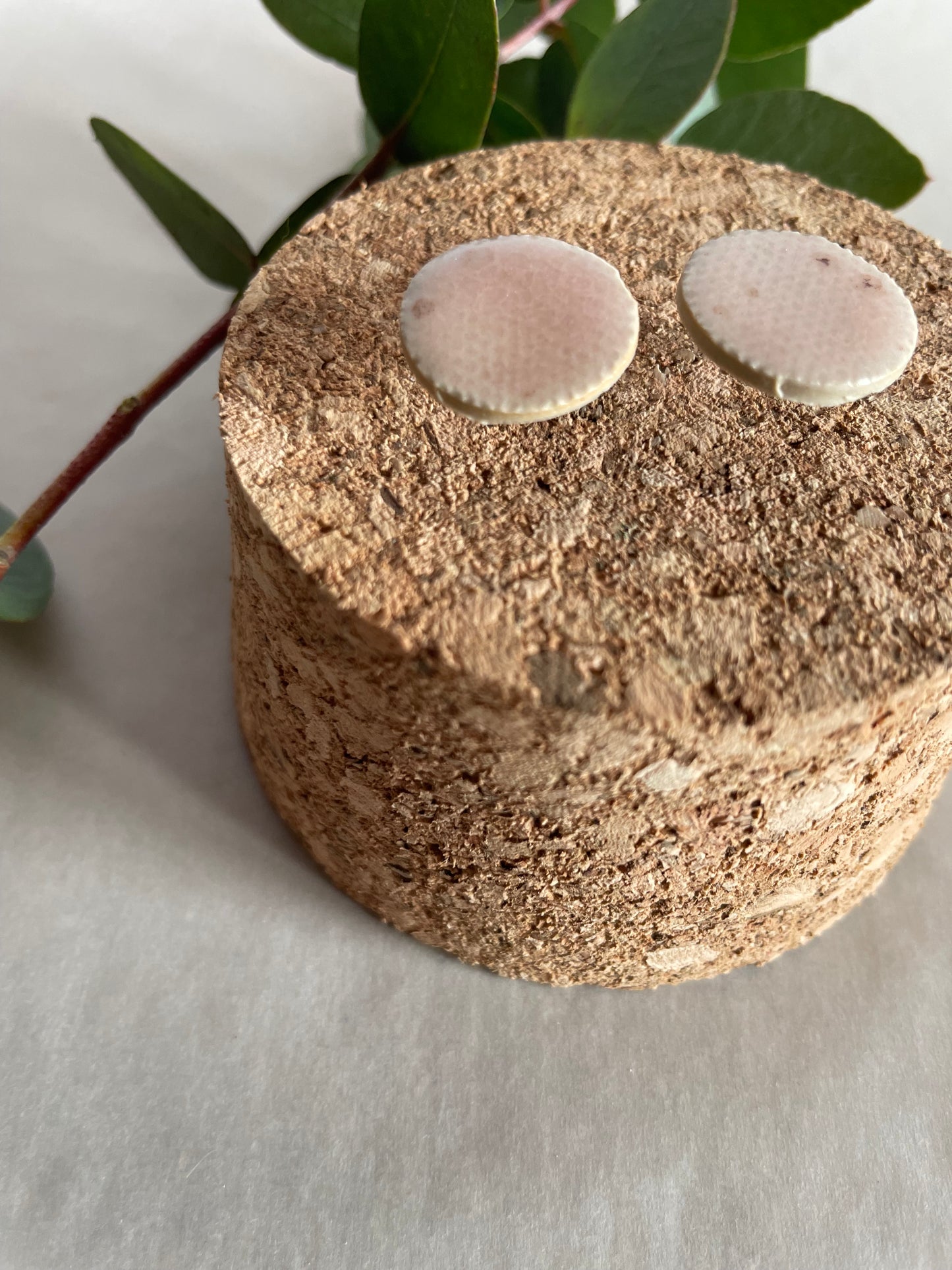 Orecchini basic porcellana e smalto rosa puntinato(grandi)