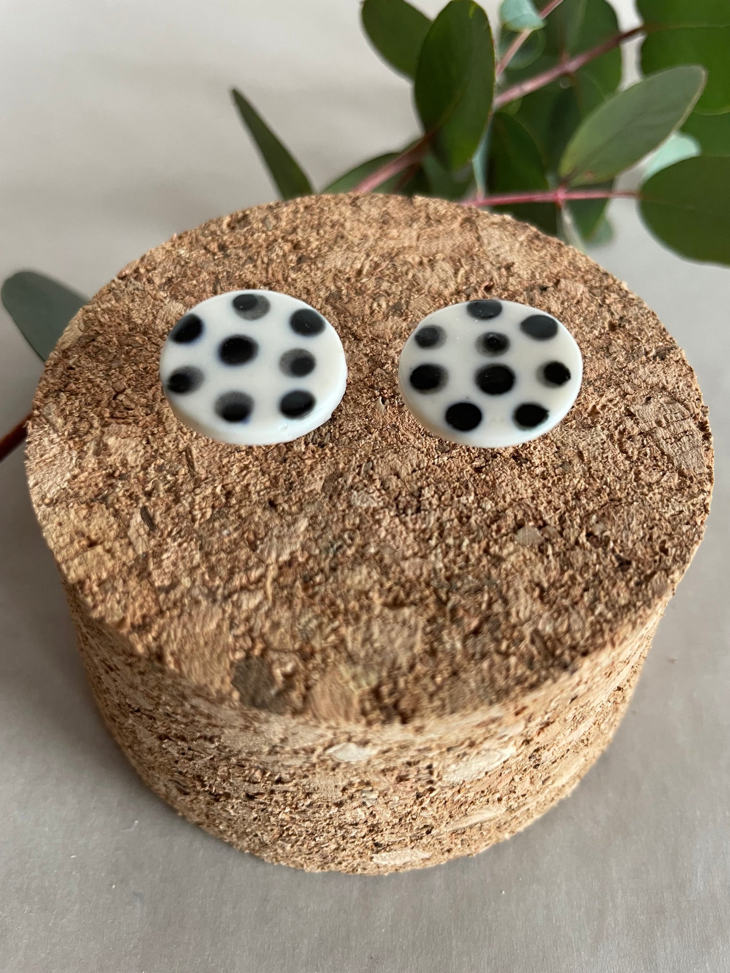 Orecchini basic porcellana e pois neri (grandi)