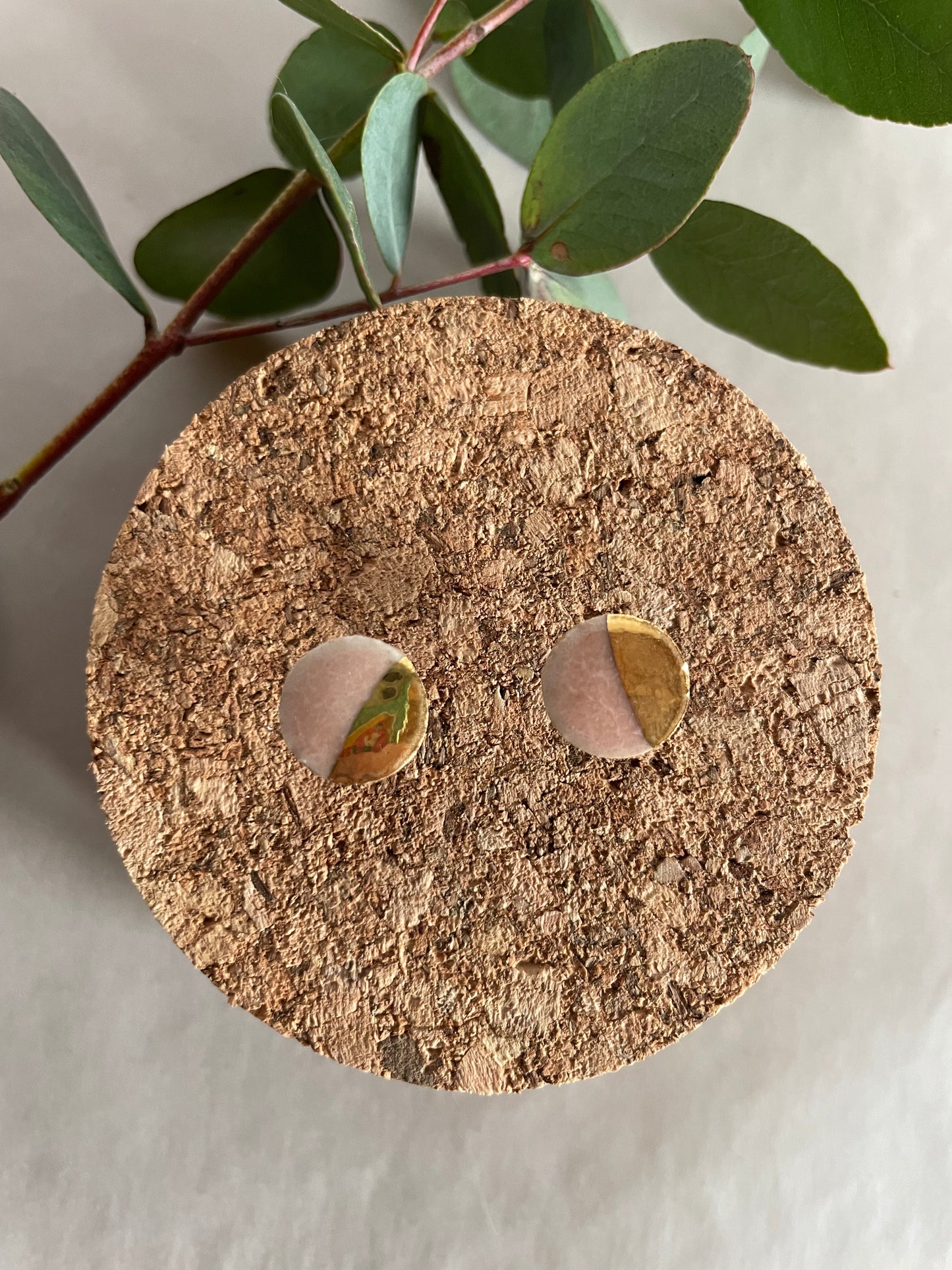 Orecchini Basic in gres, smalto rosa “mezzaluna oro” medi