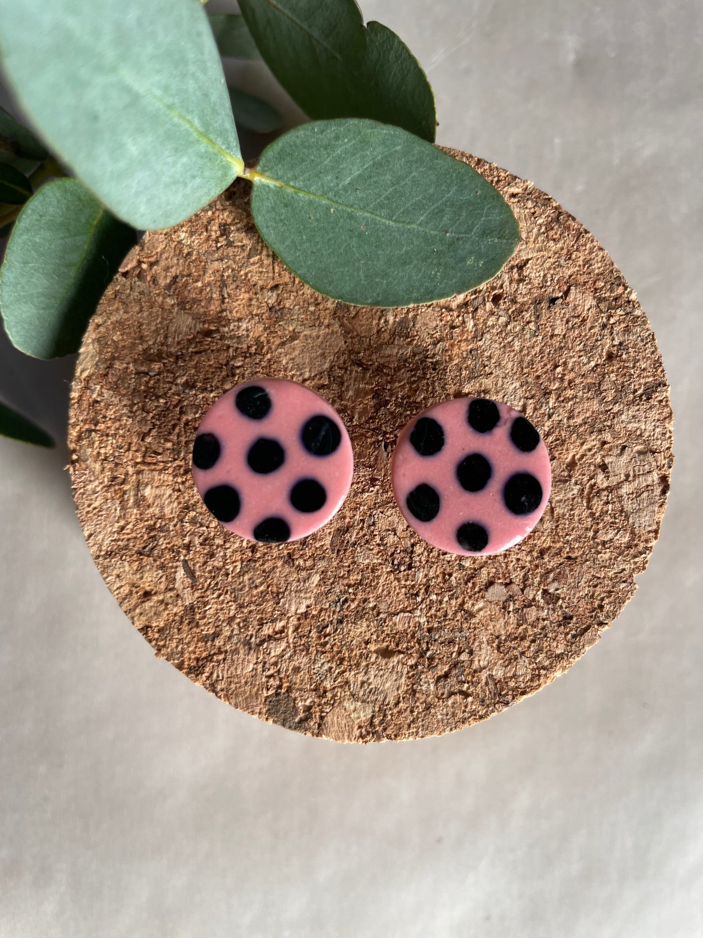 Orecchini basic porcellana rosa pois neri