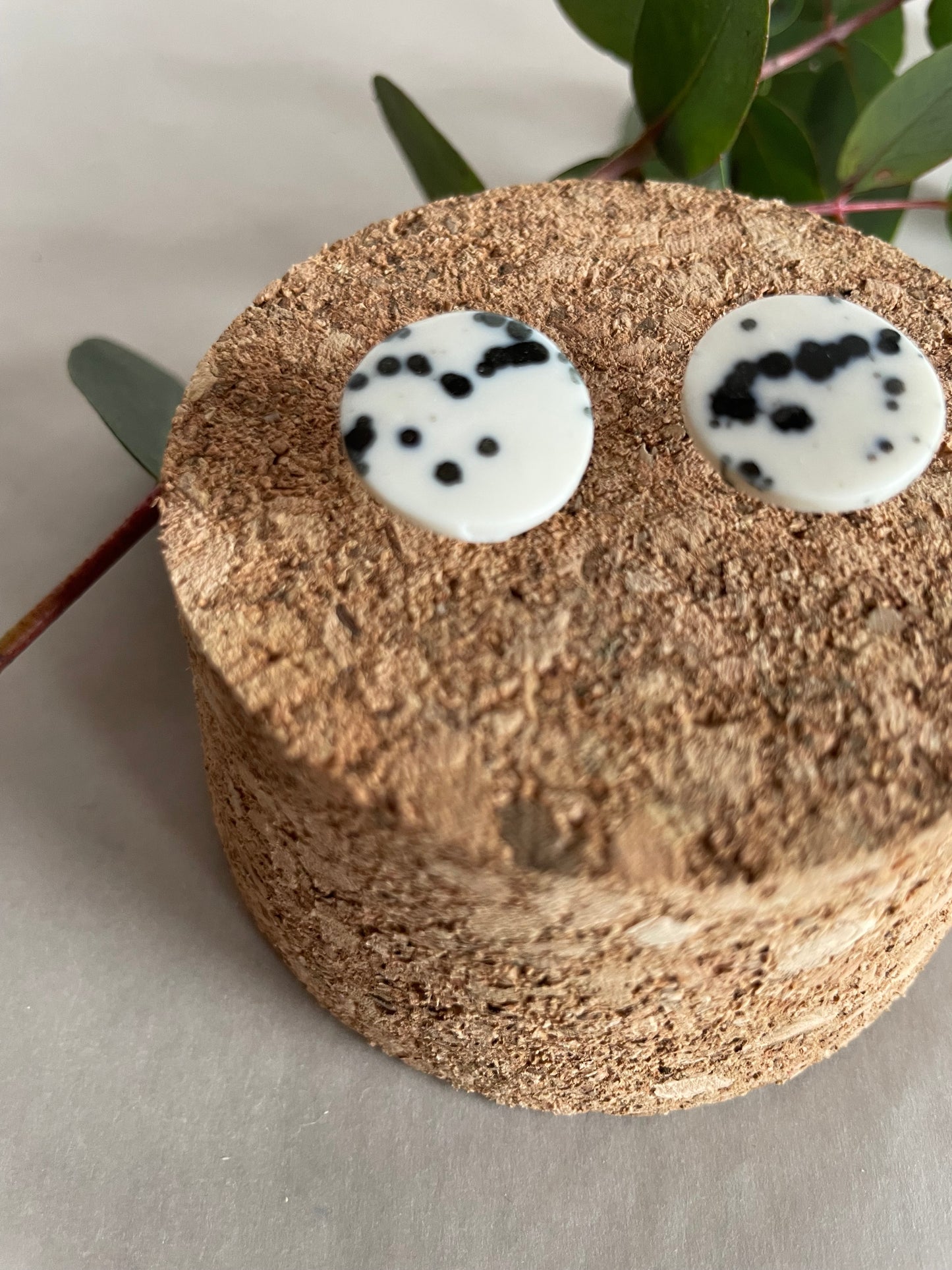 Orecchini basic porcellana e tracce nere (grandi)