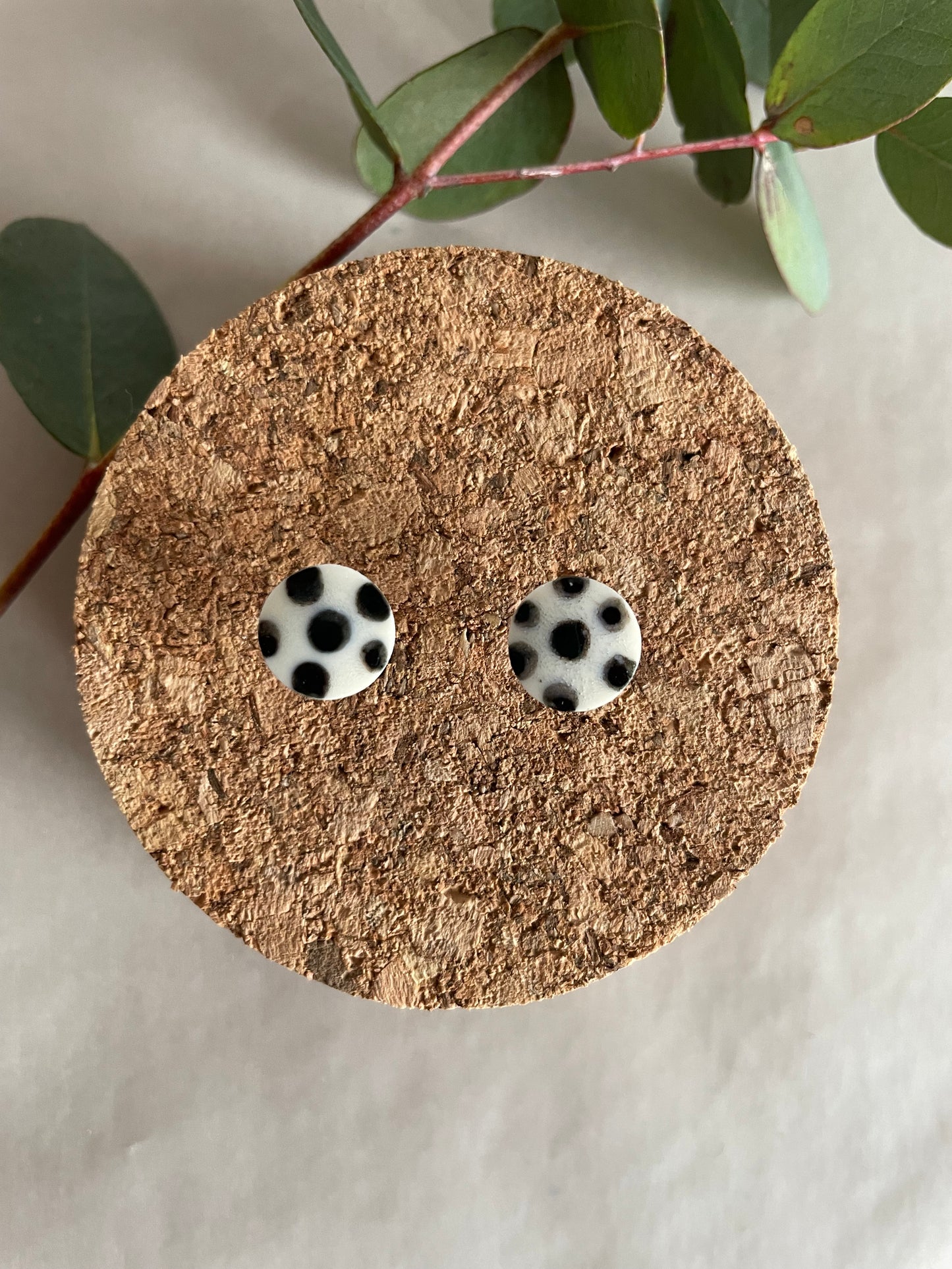 Orecchini basic porcellana e pois neri (piccoli)