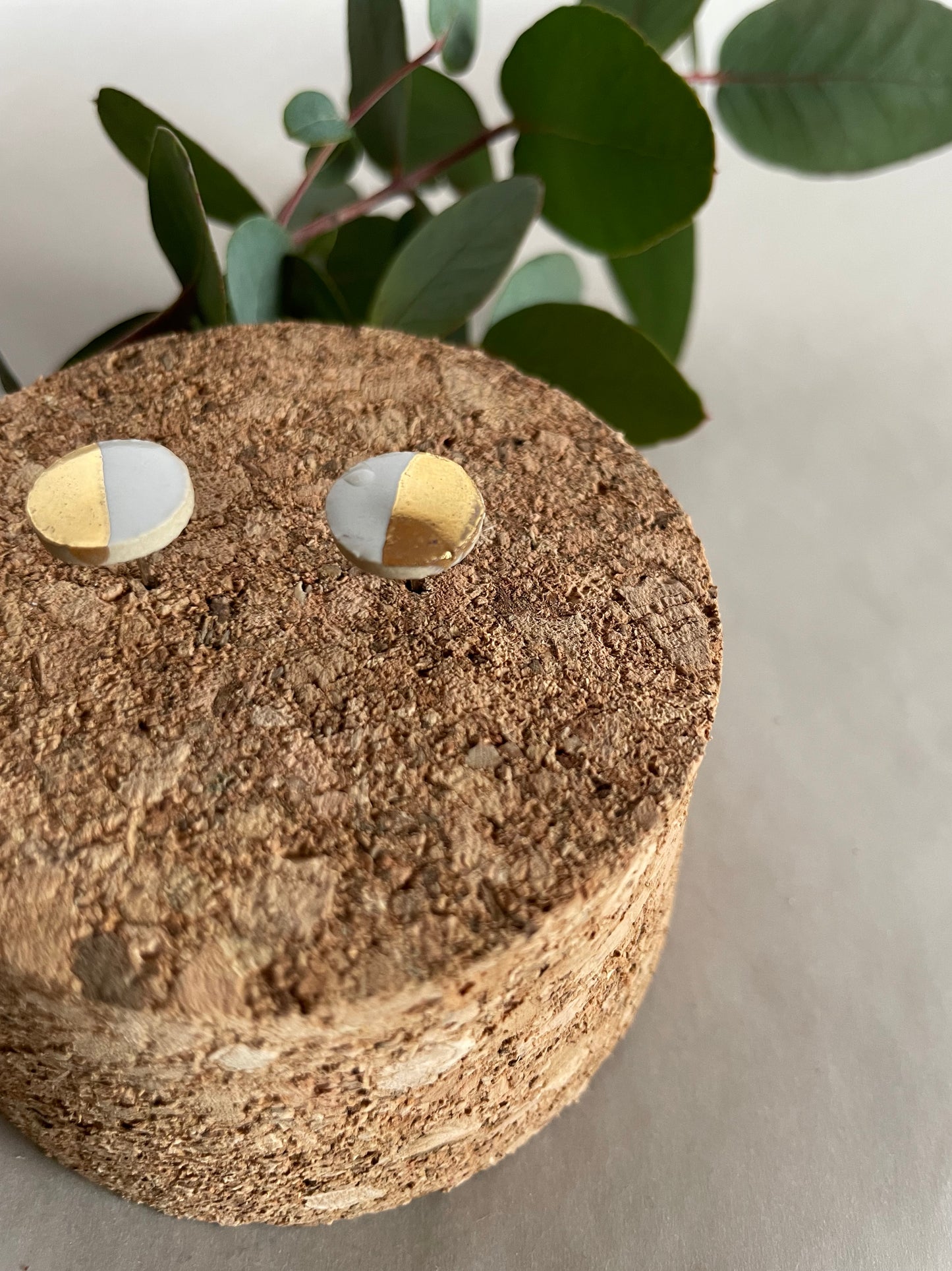 Orecchini Basic gres, smalto bianco mezzaluna oro (medi)